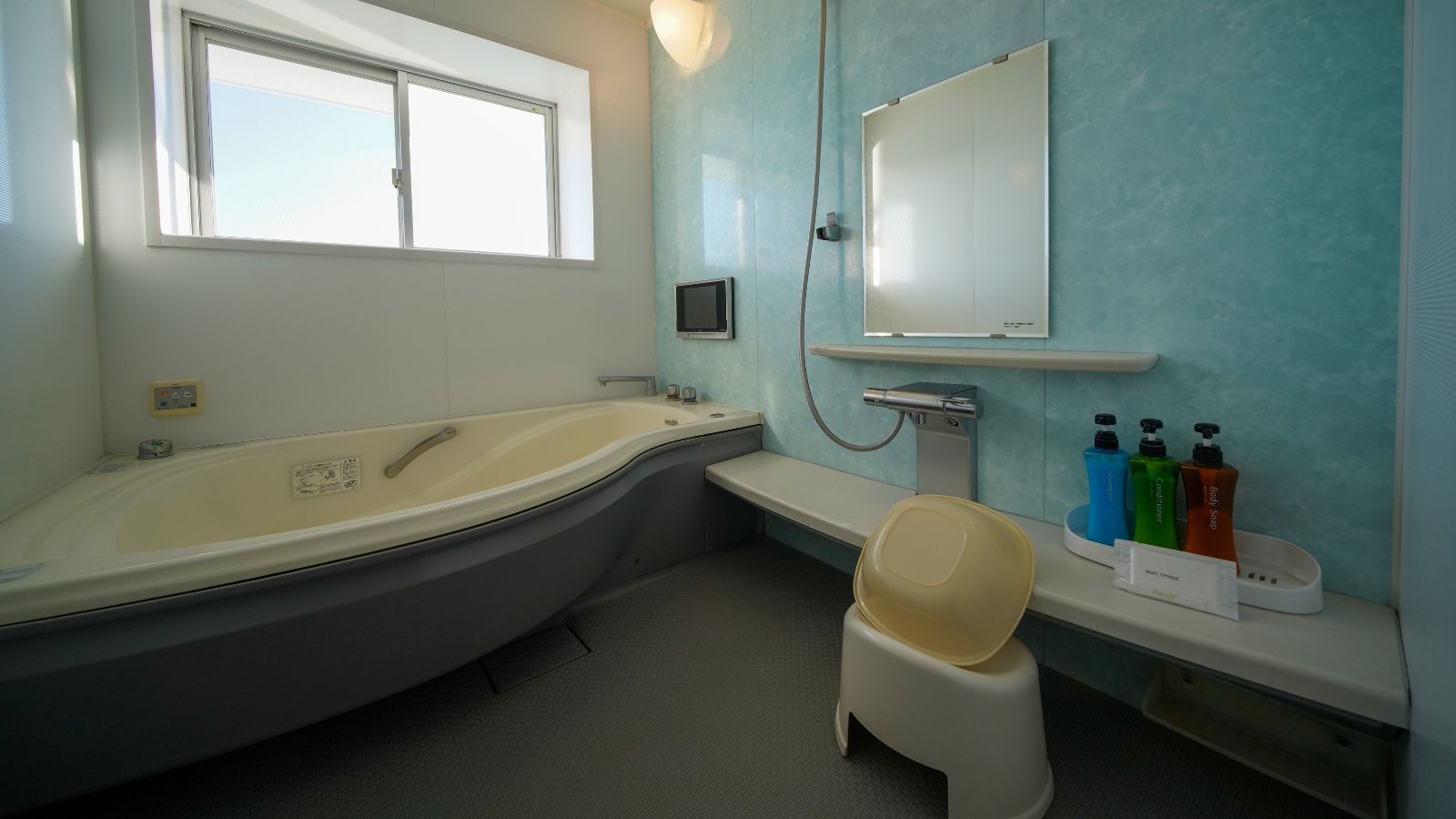 【デラックスダブル】ゆったりとしたバスタブで、くつろぎの時間を堪能できます。