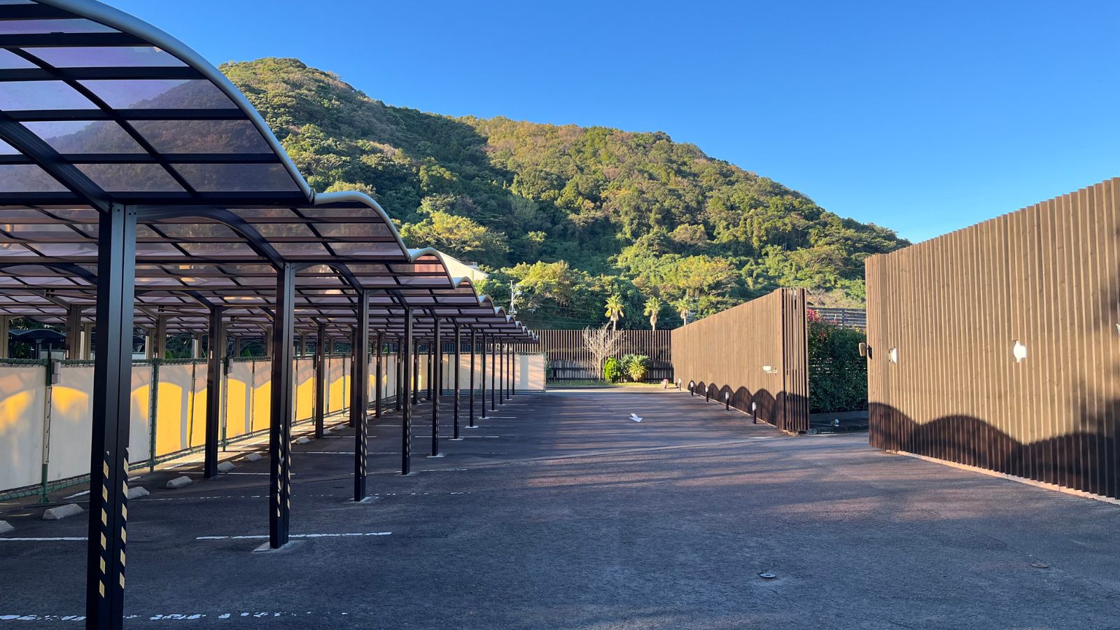 【駐車場】車での旅行も安心！宿泊者専用の無料駐車場完備