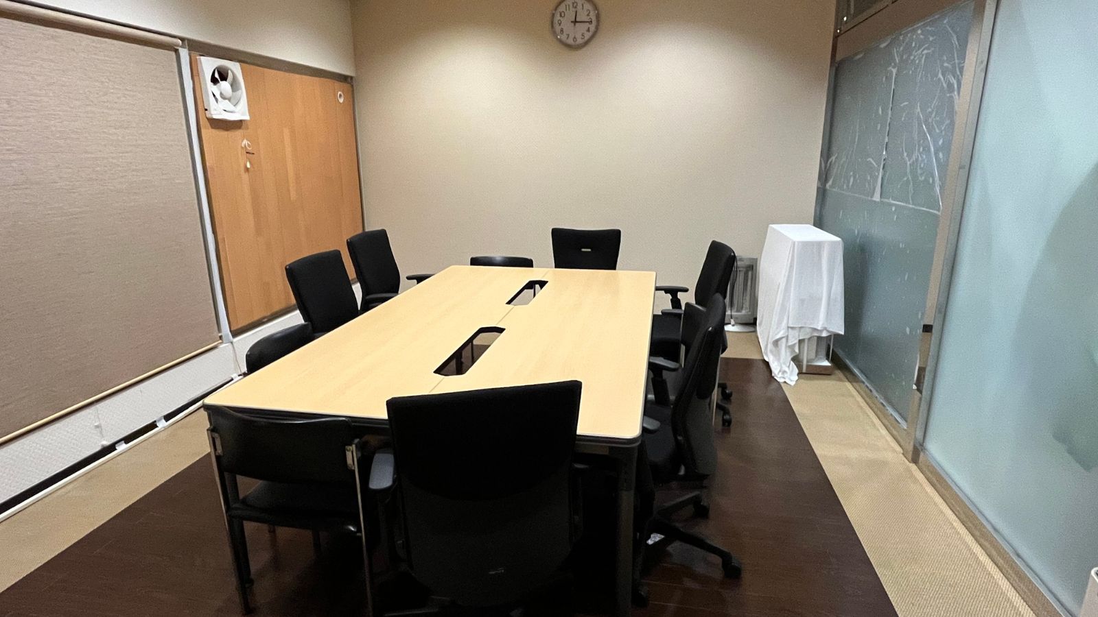 【会議室】落ち着いた空間で、集中できるミーティングを。