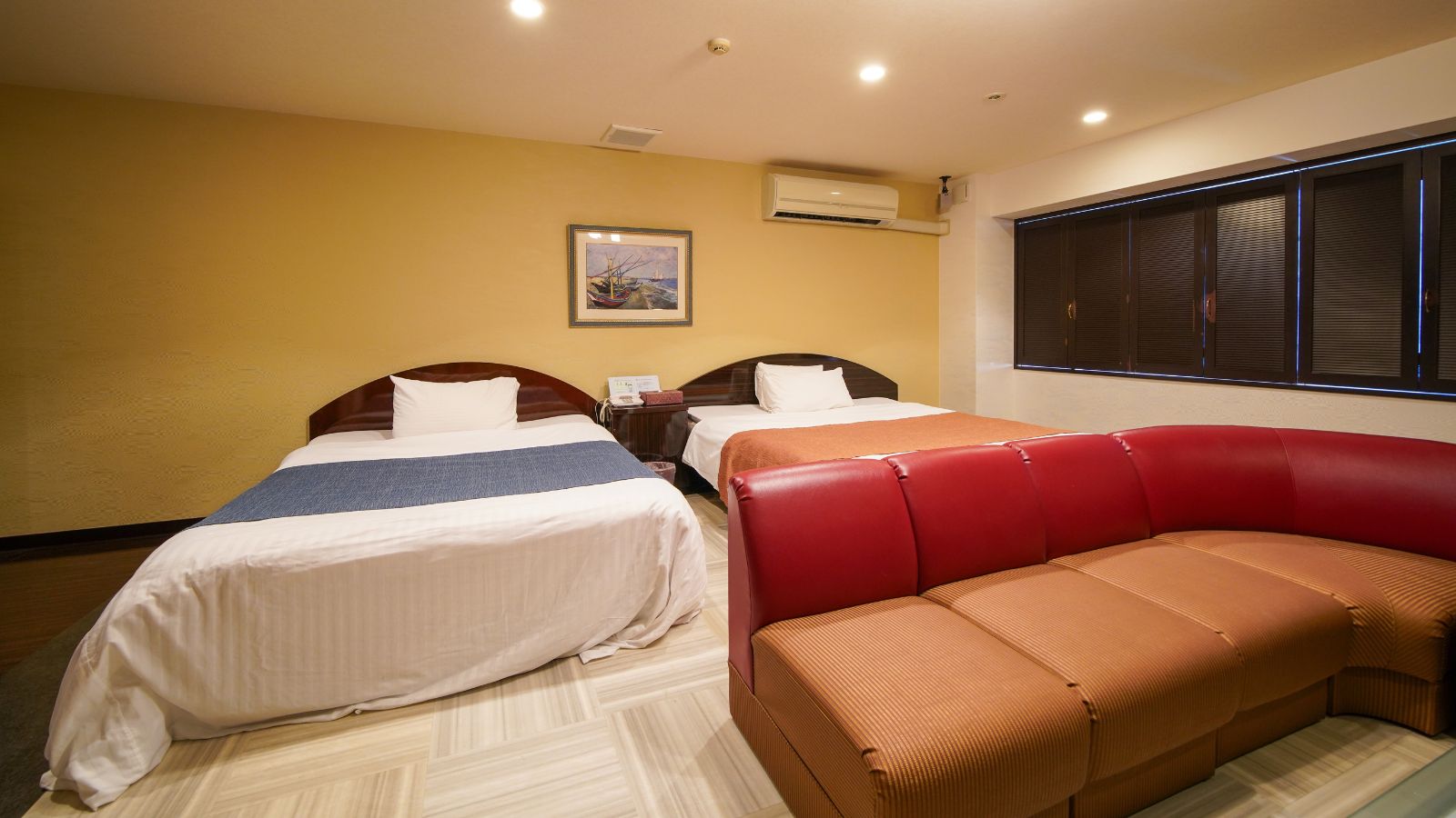 【コーナーツイン】大きなソファ付きで、くつろぎながら快適に過ごせるツインルーム