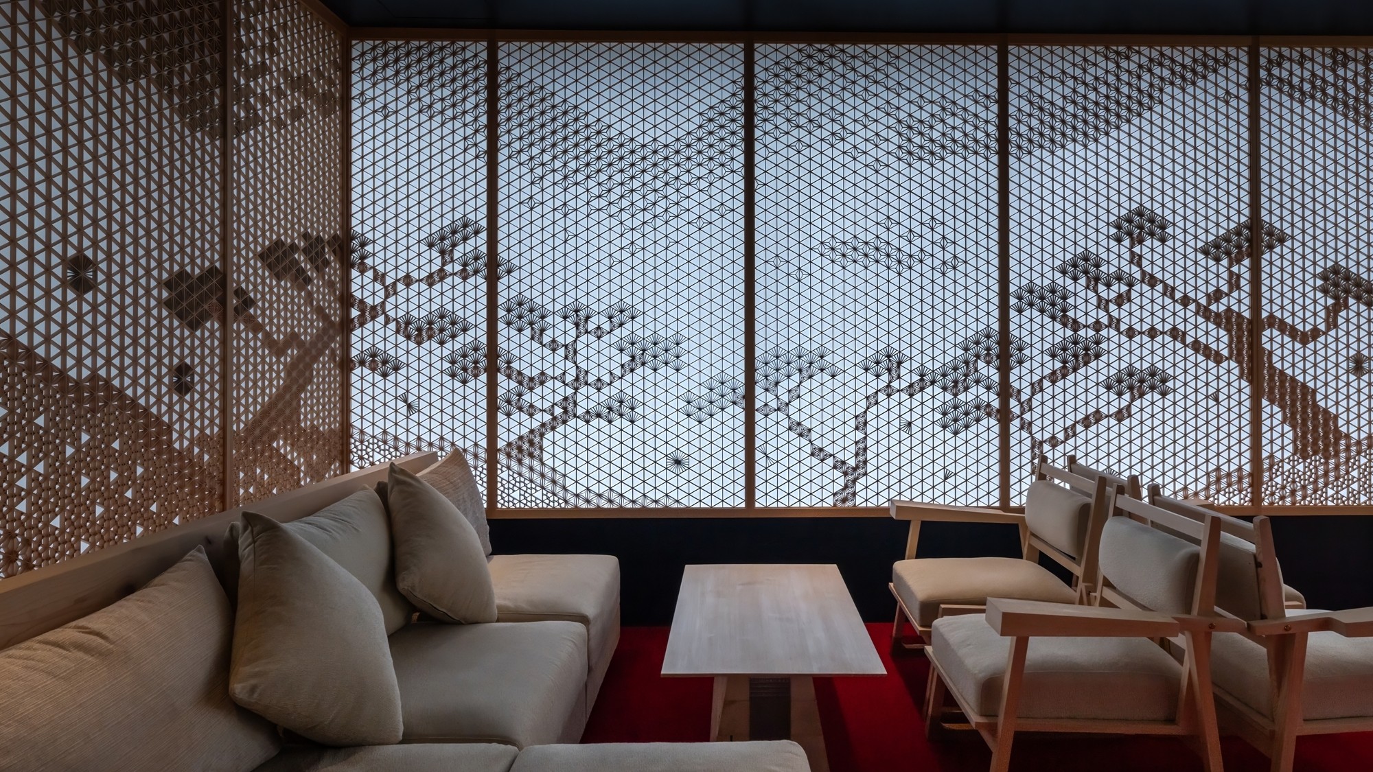 【ラウンジ】柔らかな光が差し込む空間で、ごゆっくりお寛ぎいただけます。