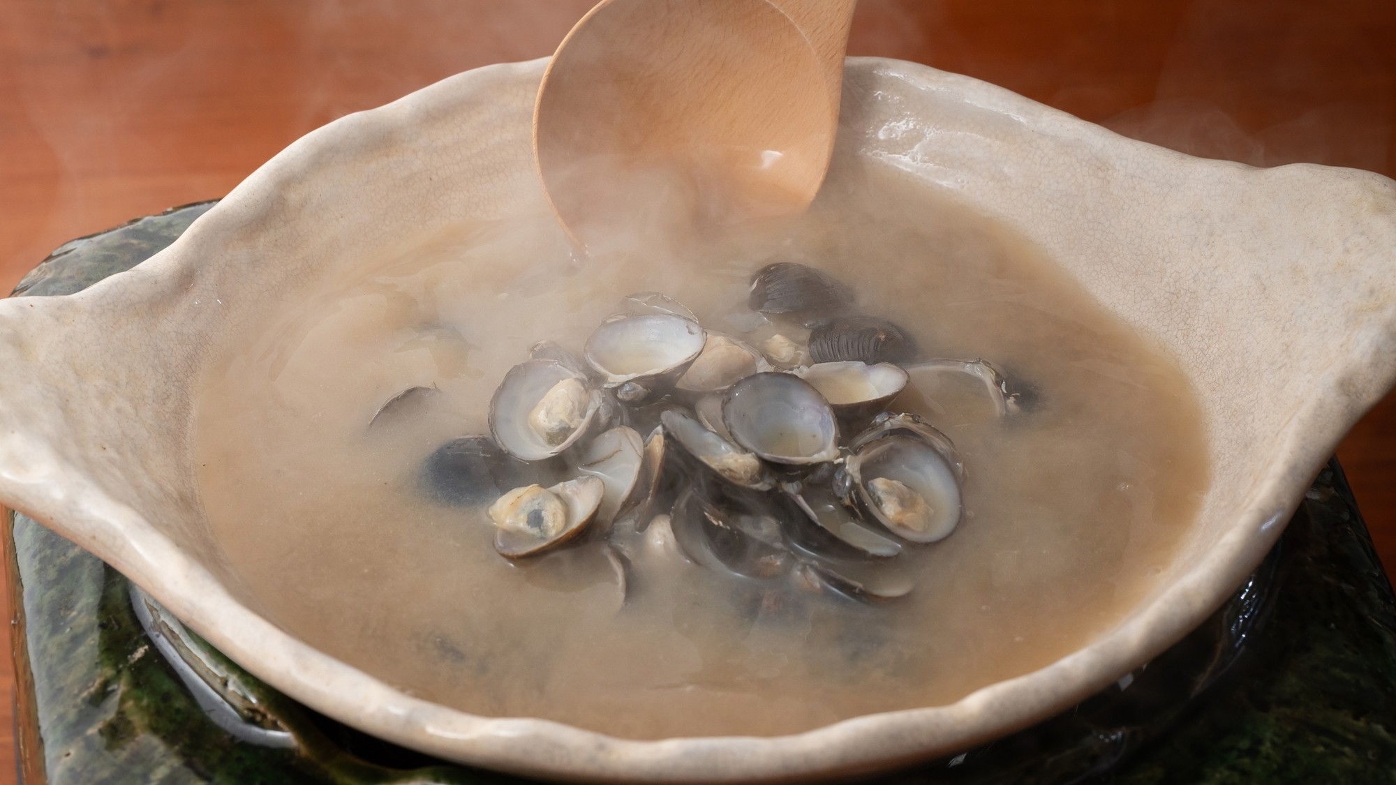 【朝食】地元産のしじみを使ったお味噌汁で、身体の芯まで温まる時間を。