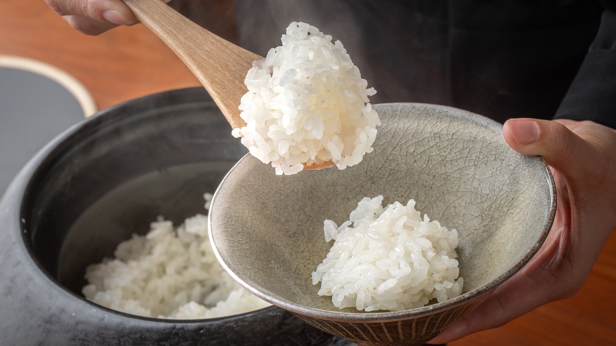 【朝食】土釜で炊いた炊き立てご飯をご用意しております。