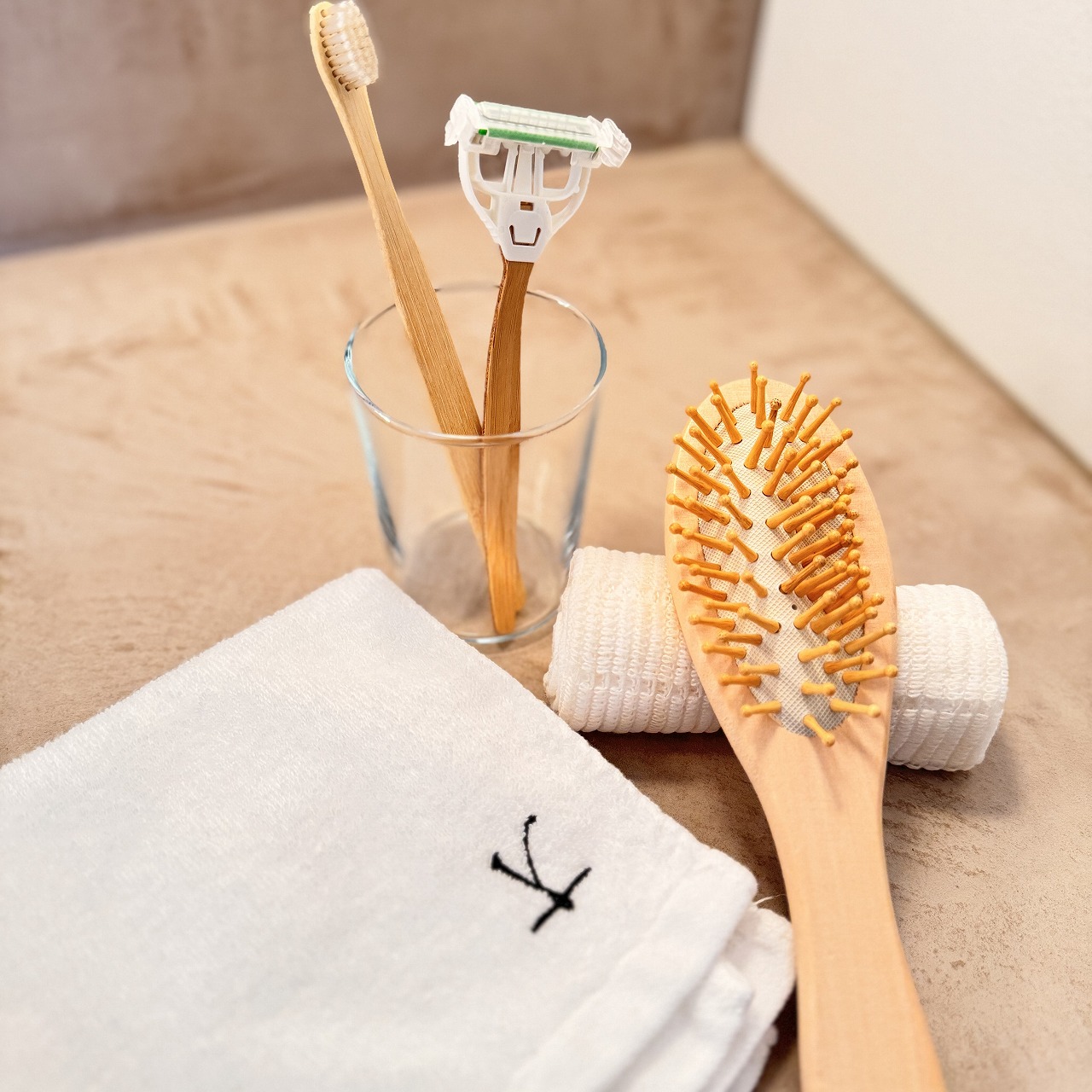 【客室アメニティ】環境に優しい竹製のアメニティを採用しております。