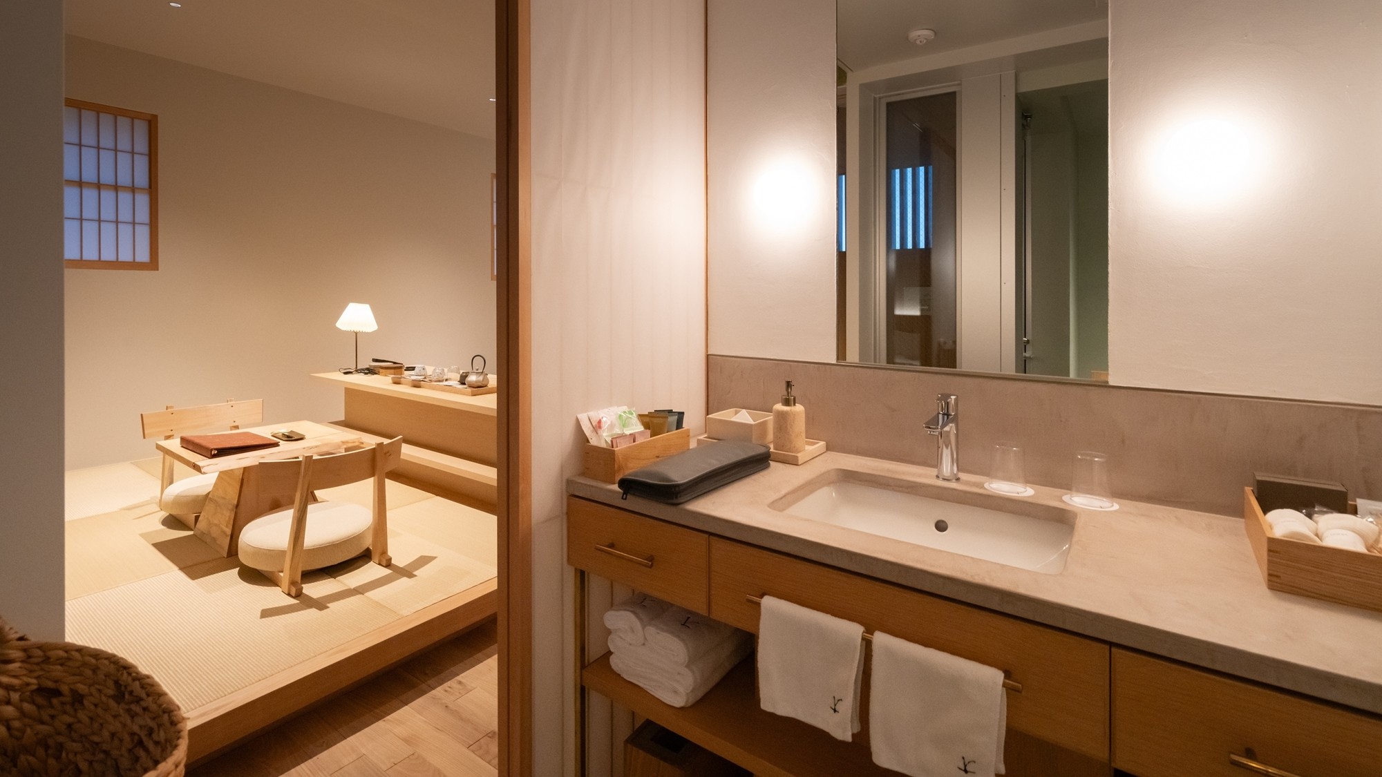 【バスルーム／スタンダードルーム】洗面台にはこだわりのアメニティををご用意しております。