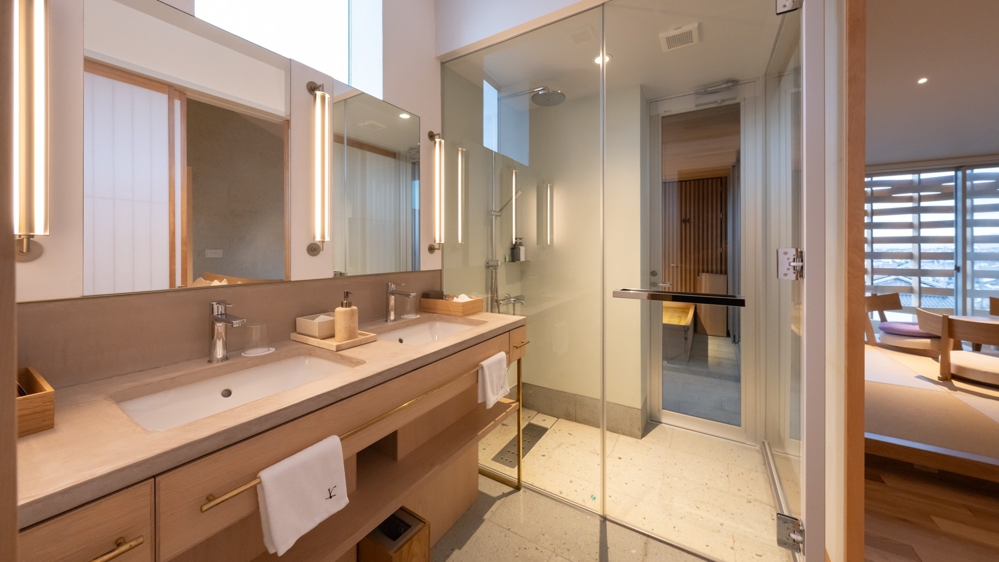 【バスルーム／スイートルーム】余裕のある広々とした洗面台をご用意しております。