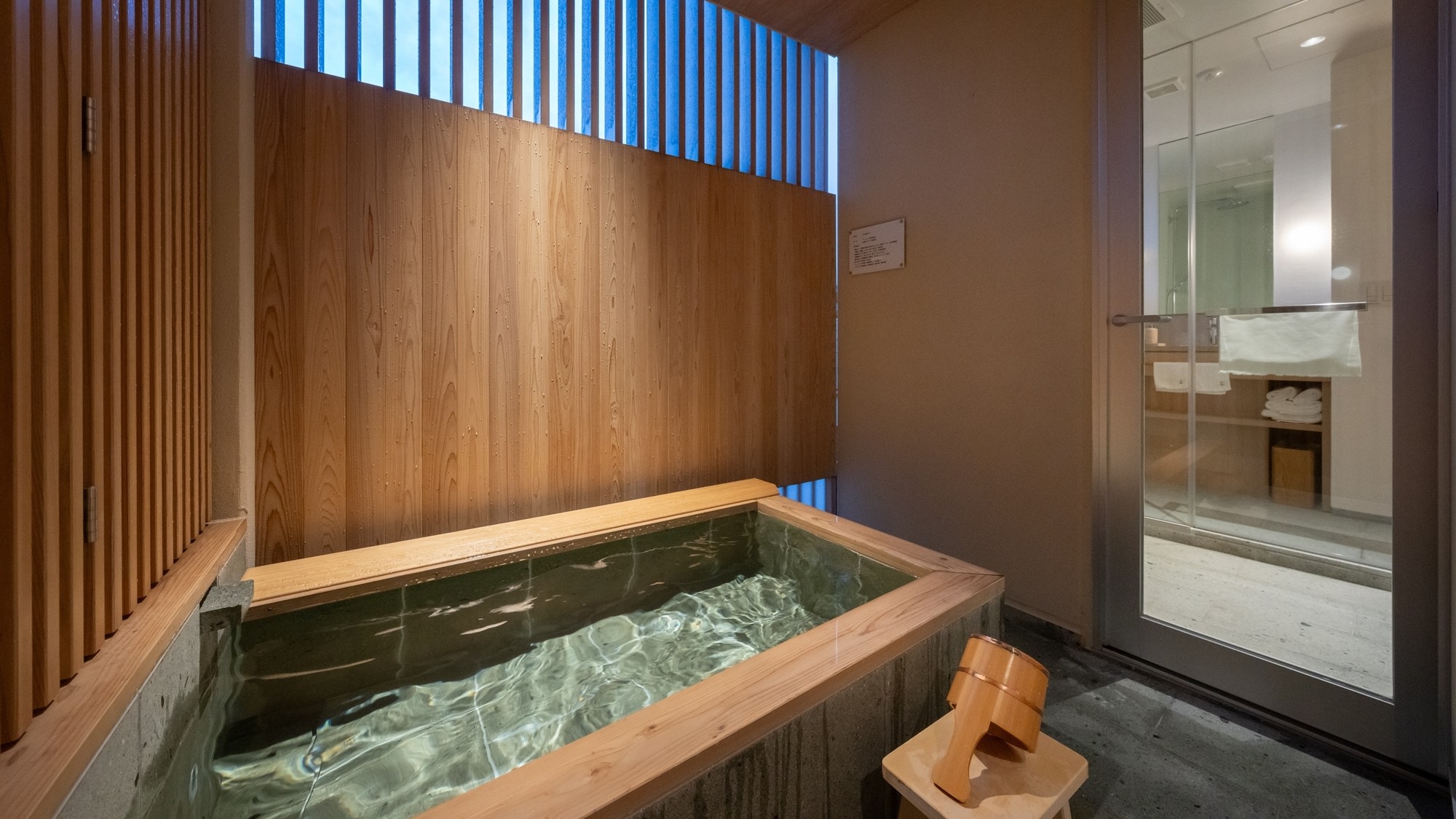 【バスルーム／スタンダードルーム】外の空気を感じながら、自分だけの贅沢な時間をご満喫いただけます。