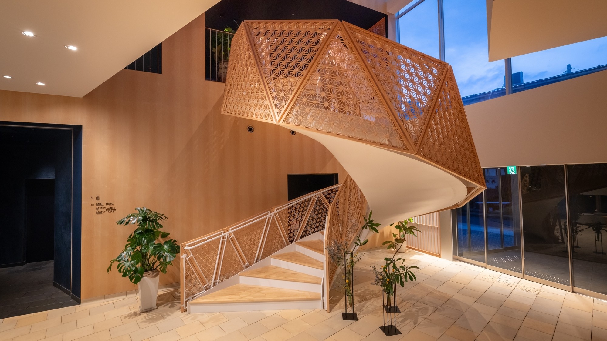 【ホール】2階へ上がる螺旋階段には、組子細工をあしらっております。