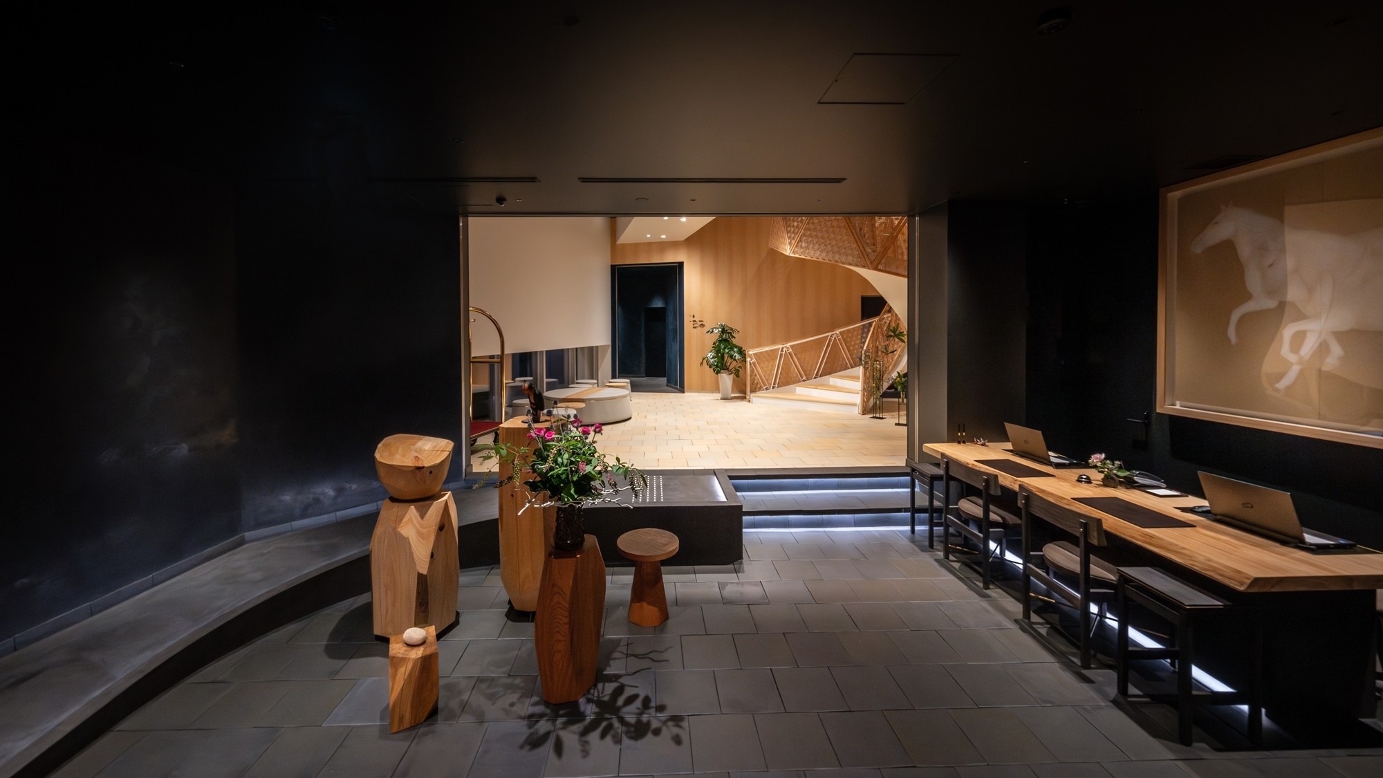 【フロント】一歩足を踏み入れると、自然素材を使用した上質な空間が広がっております。