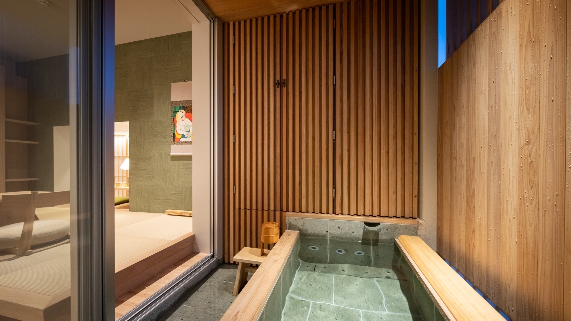 【バスルーム／スタンダードルーム】石見福光石の半露天風呂を備えております。