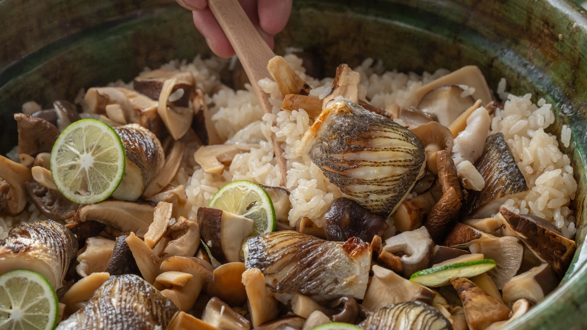 【夕食一例】地元の食材を様々な調理法でお召し上がりいただけます。