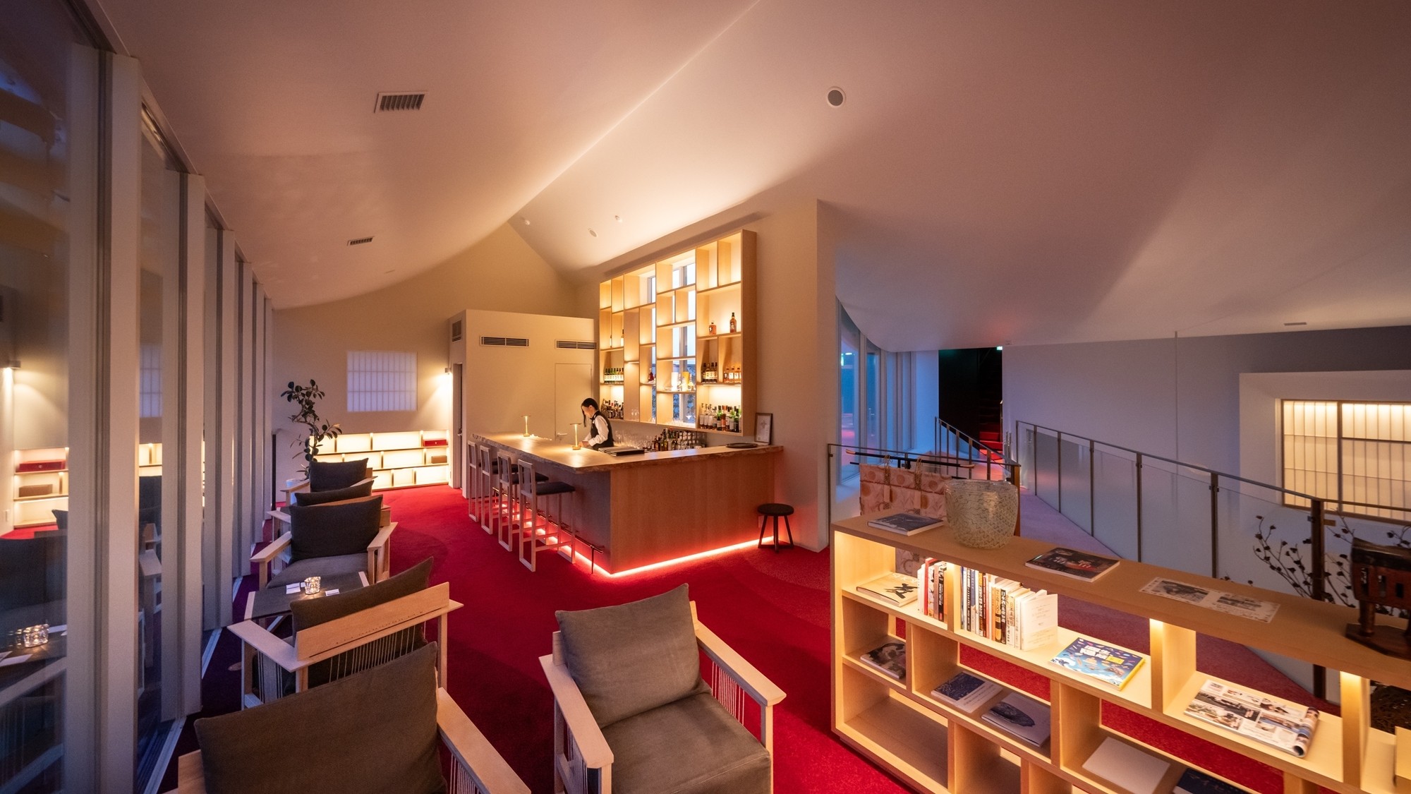 【バー】お食事の時間以外にもお寛ぎいただける特別な設えで、出雲の夜を楽しむためのバー。