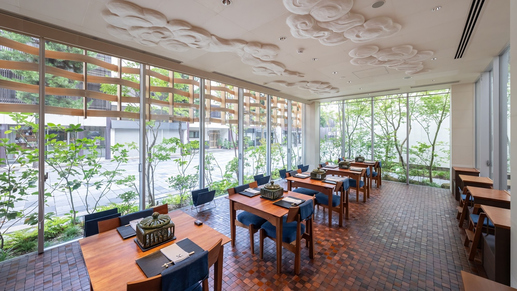 【レストラン】神門通りに面した空間で、ここでしか味わえない至福の料理をご堪能ください。