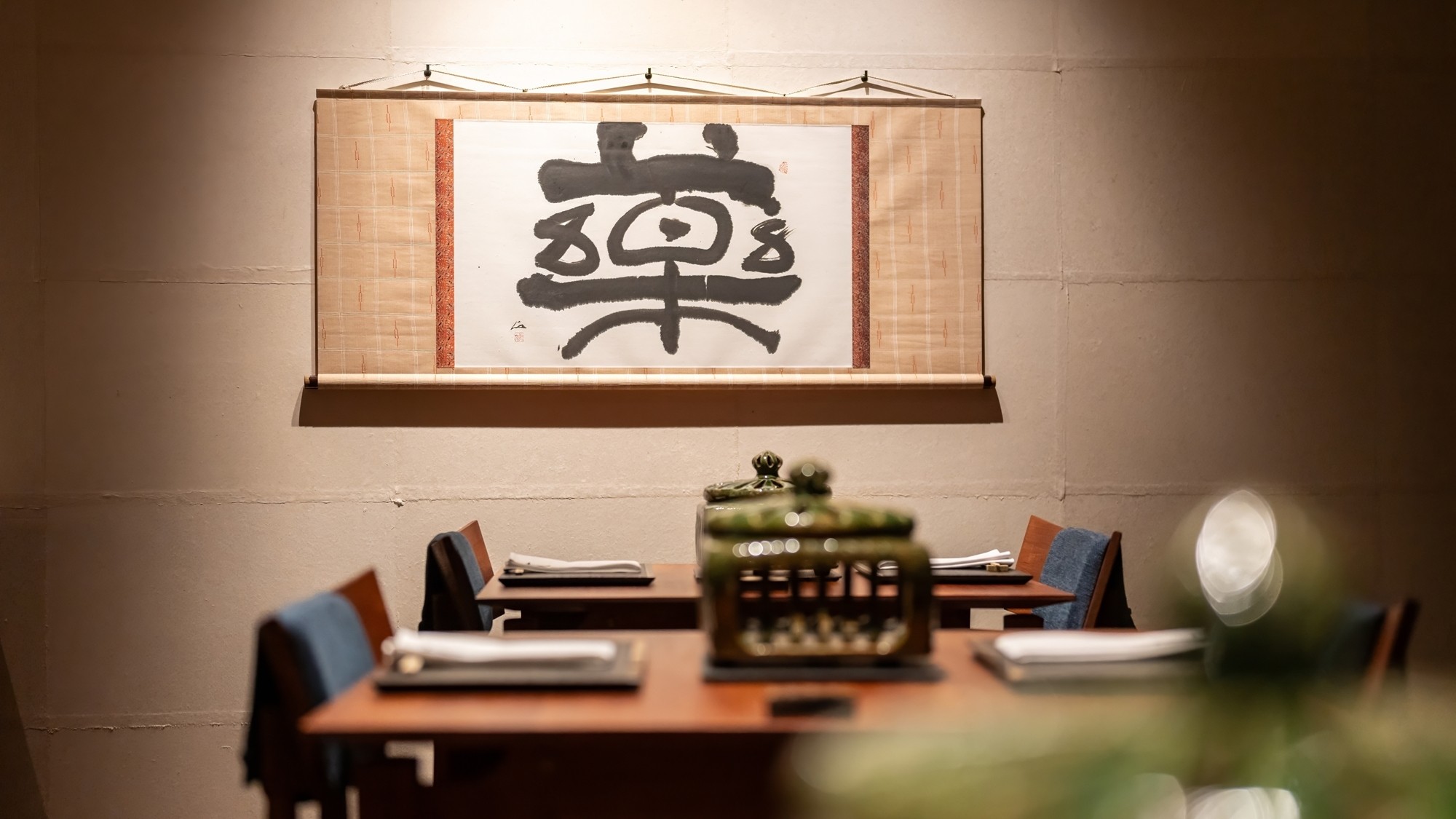 【レストラン】レストランでは、店名「Yaku」のアートが飾られております。