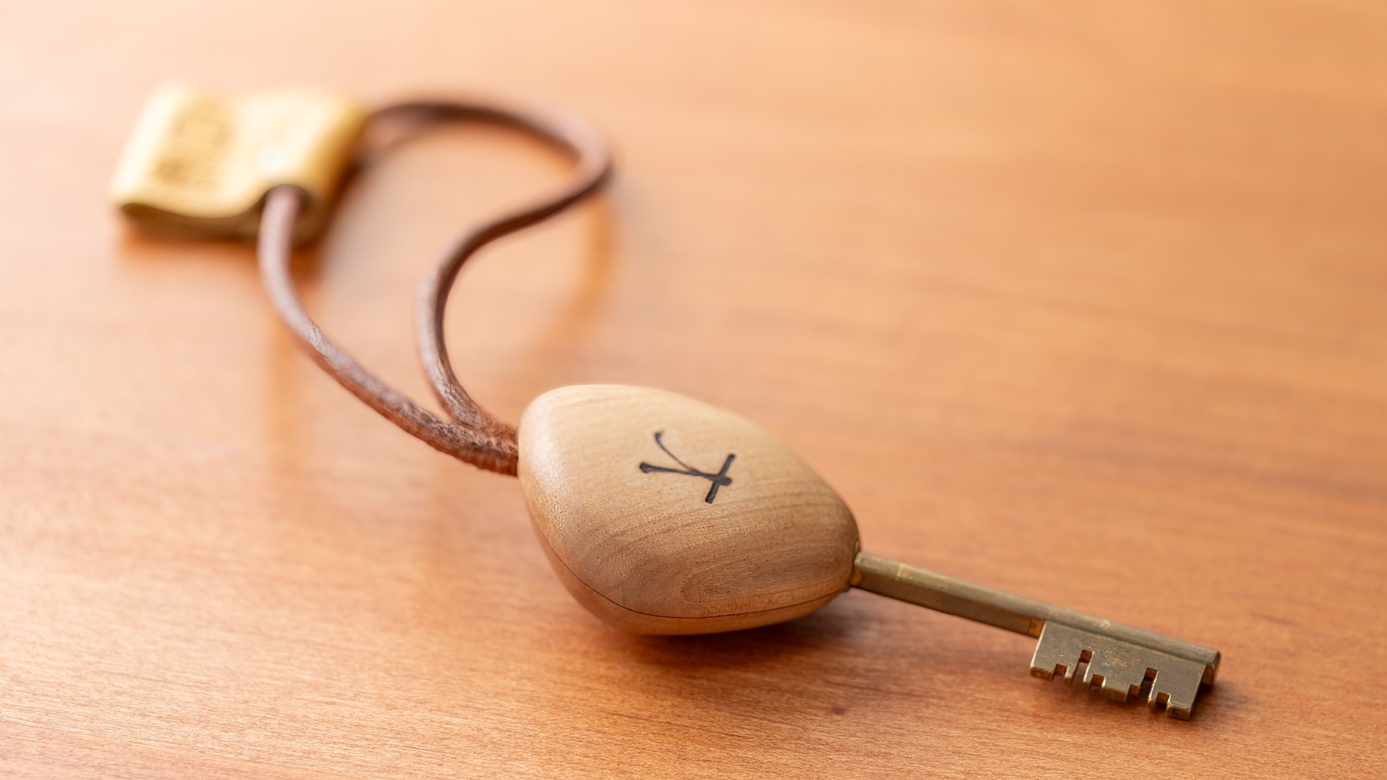 【客室設備／ルームキー】客室によりさまざまな素材の木を使用したルームキー。