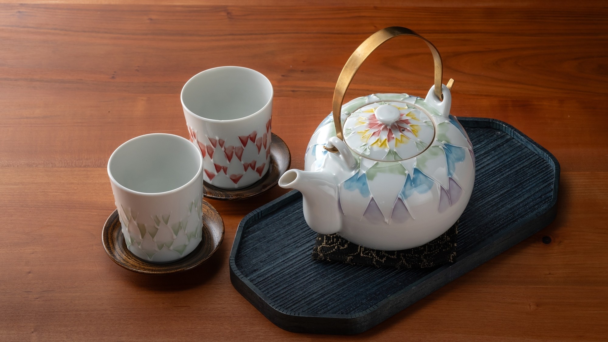 【こだわりの器】厳選した全国各地の職人がつくる器の数々をお楽しみください。