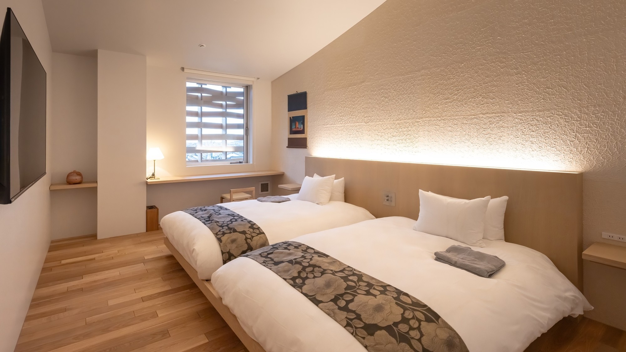 【スイートルーム】61.40～69.17平米　広々としたベッドで心安らぐご滞在をお過ごしください。