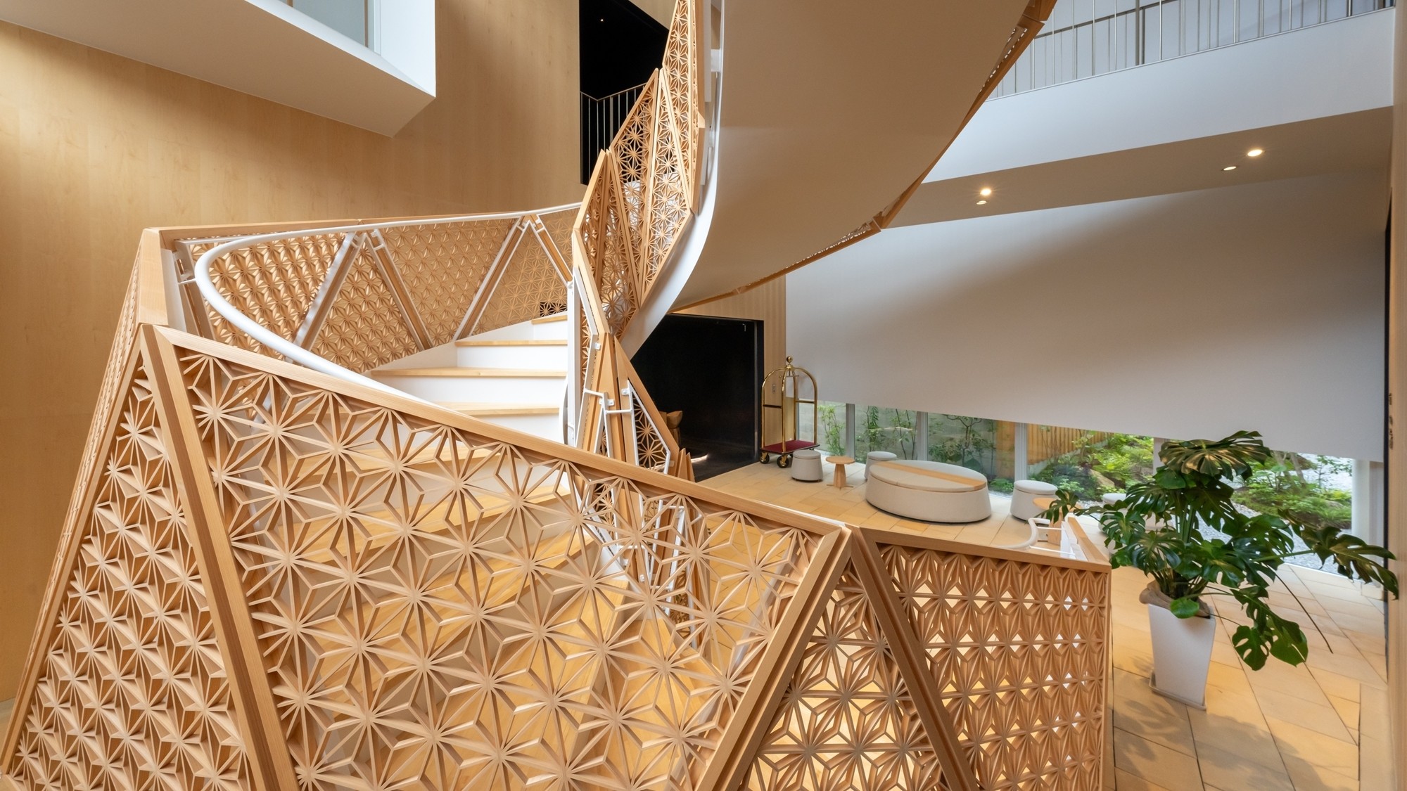 【ホール】日本の伝統文化を感じる、自然素材を活かした安らぎの空間。