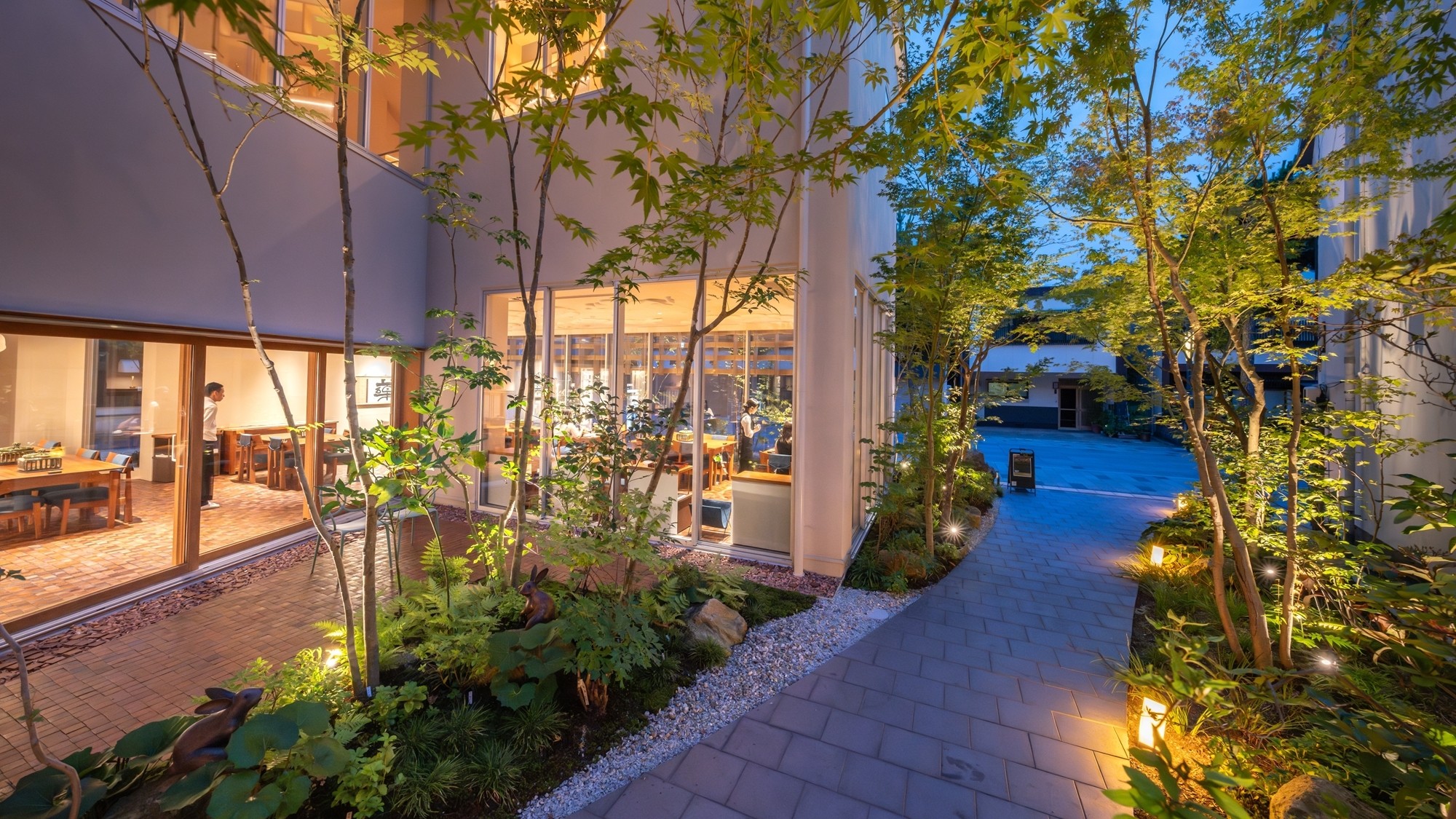 【エントランス】夜になると、あたたかい灯りが皆様を包みます。