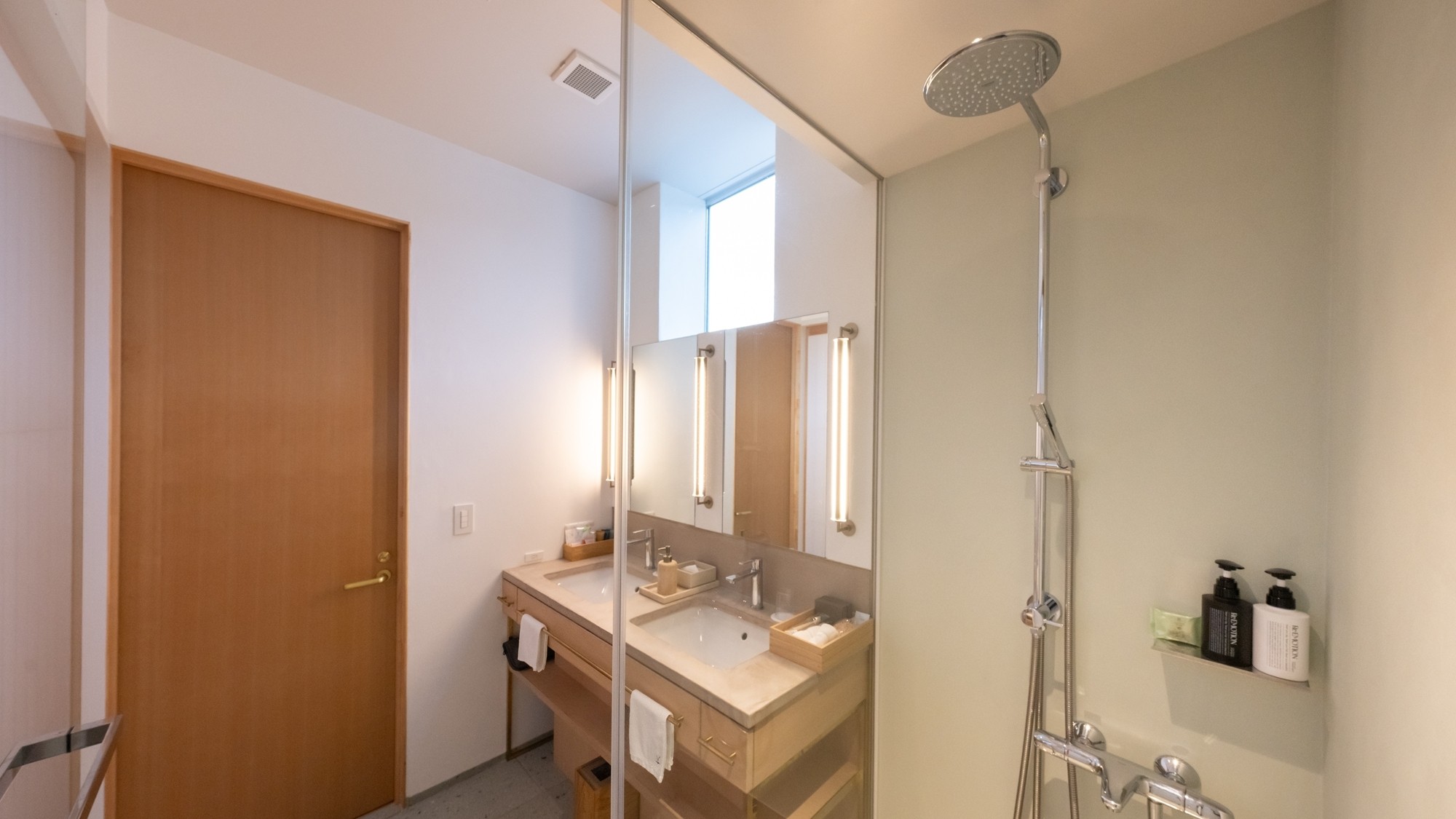 【バスルーム／スイートルーム】身体全体を包み込んでくれるレインシャワーを備えております。