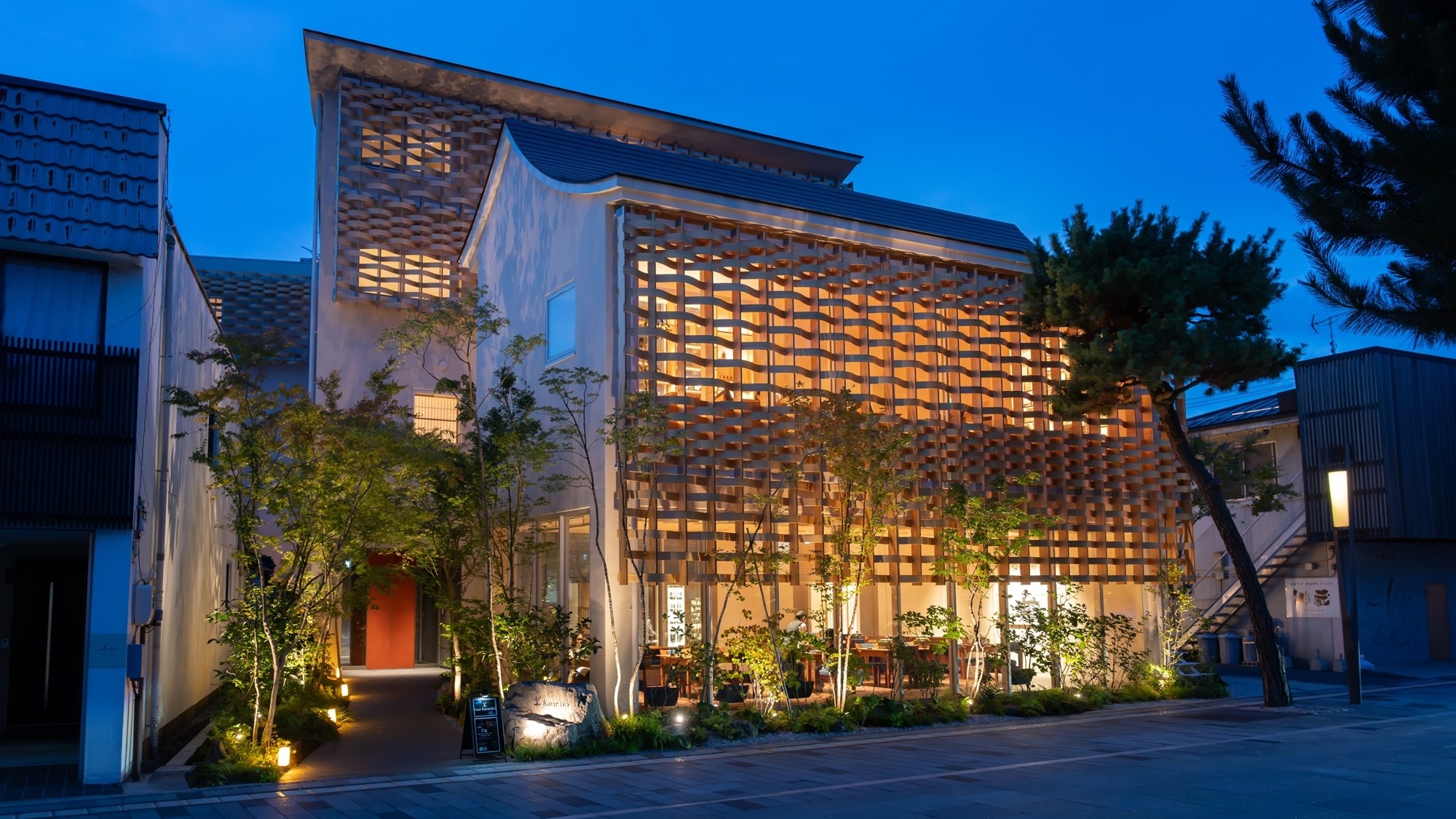 【外観】出雲大社神門通りに合う島根県産材の杉を使用した、天童木工作波型ルーバーの外観。