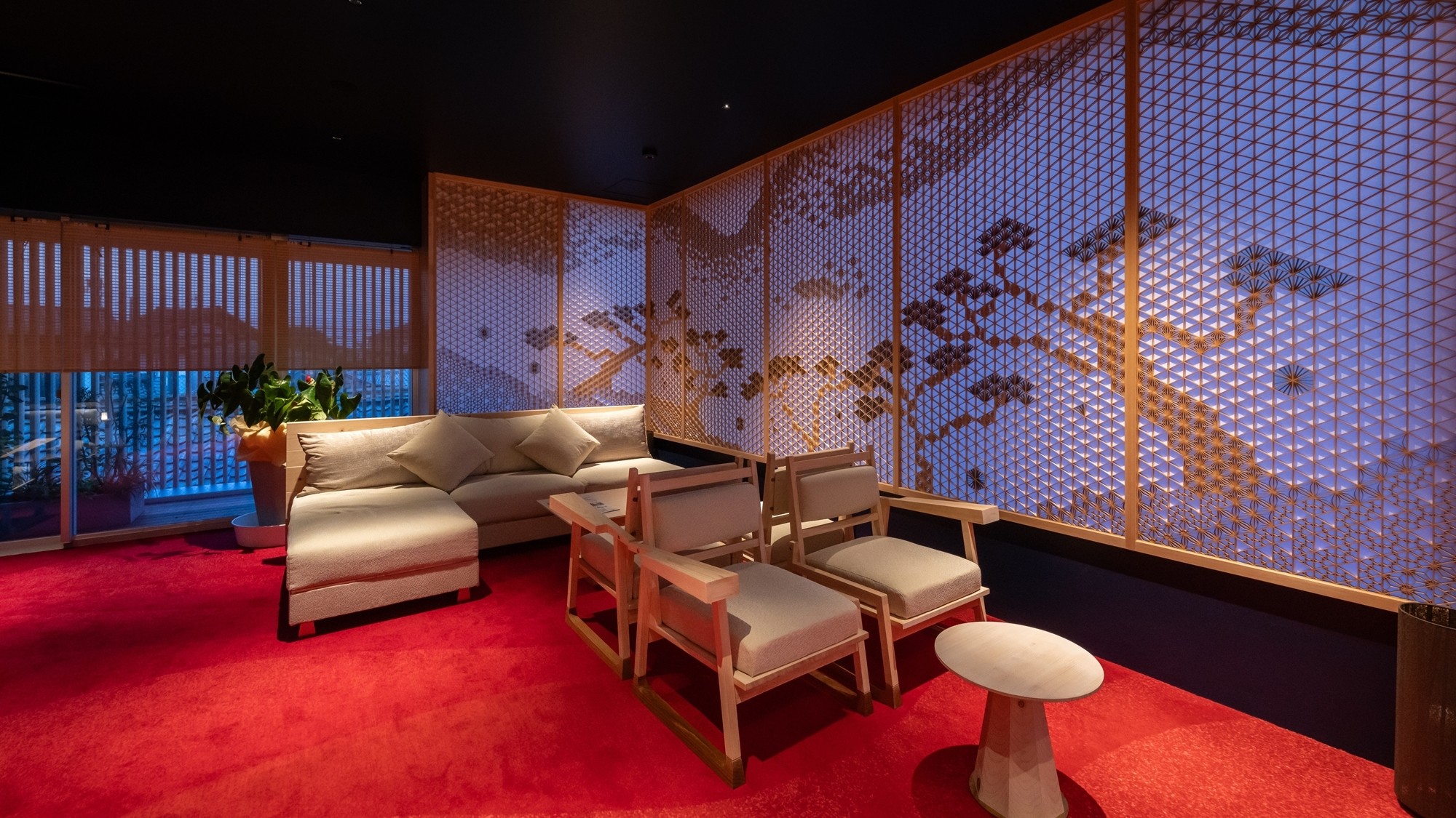 【ラウンジ】日本の伝統技術である組子細工を施した、開放的な2階のラウンジスペース。