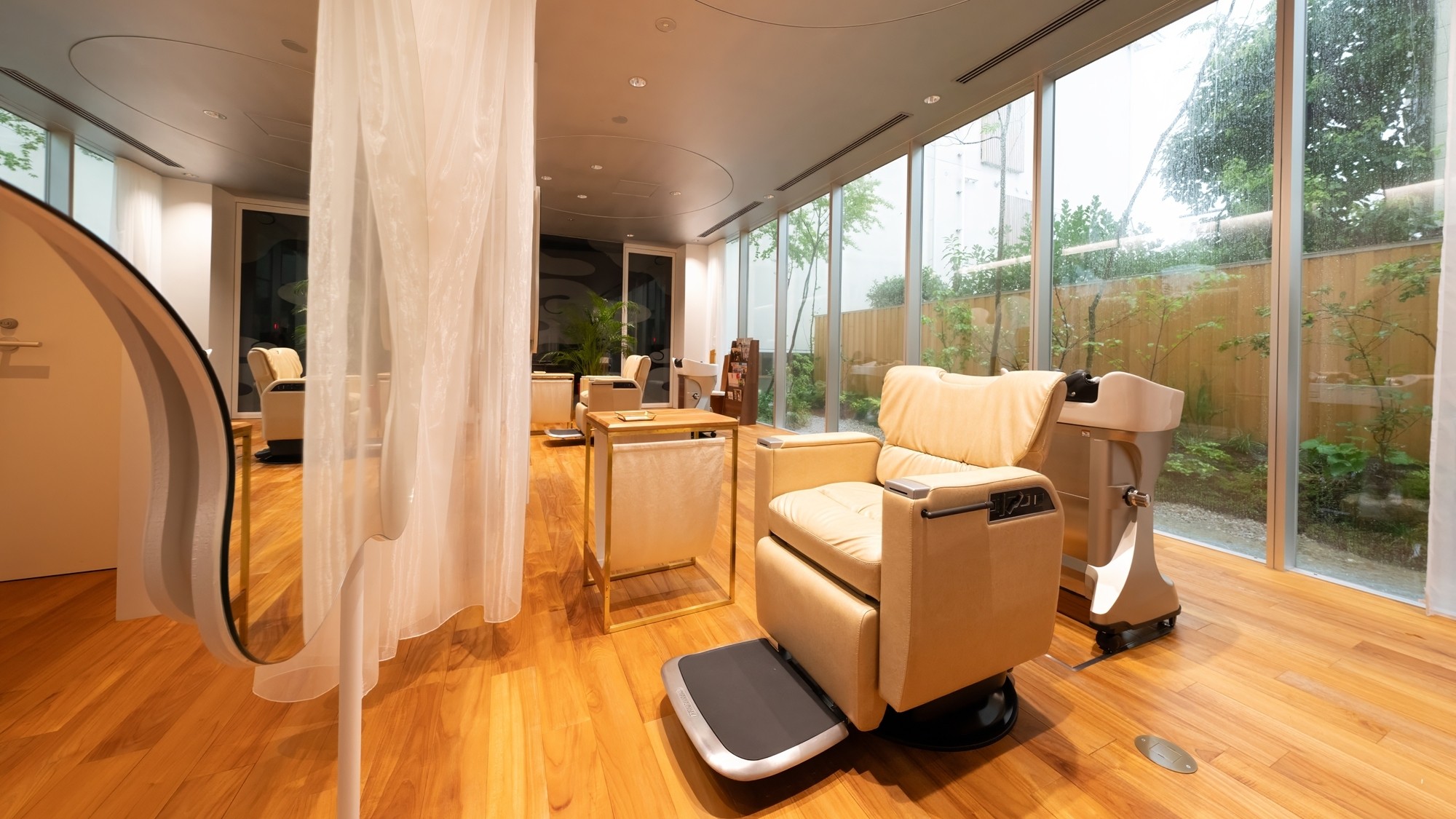 【美容室Haku】営業時間：9:00～18:00／店休日：毎週月曜日、第一火曜日、第三日曜日