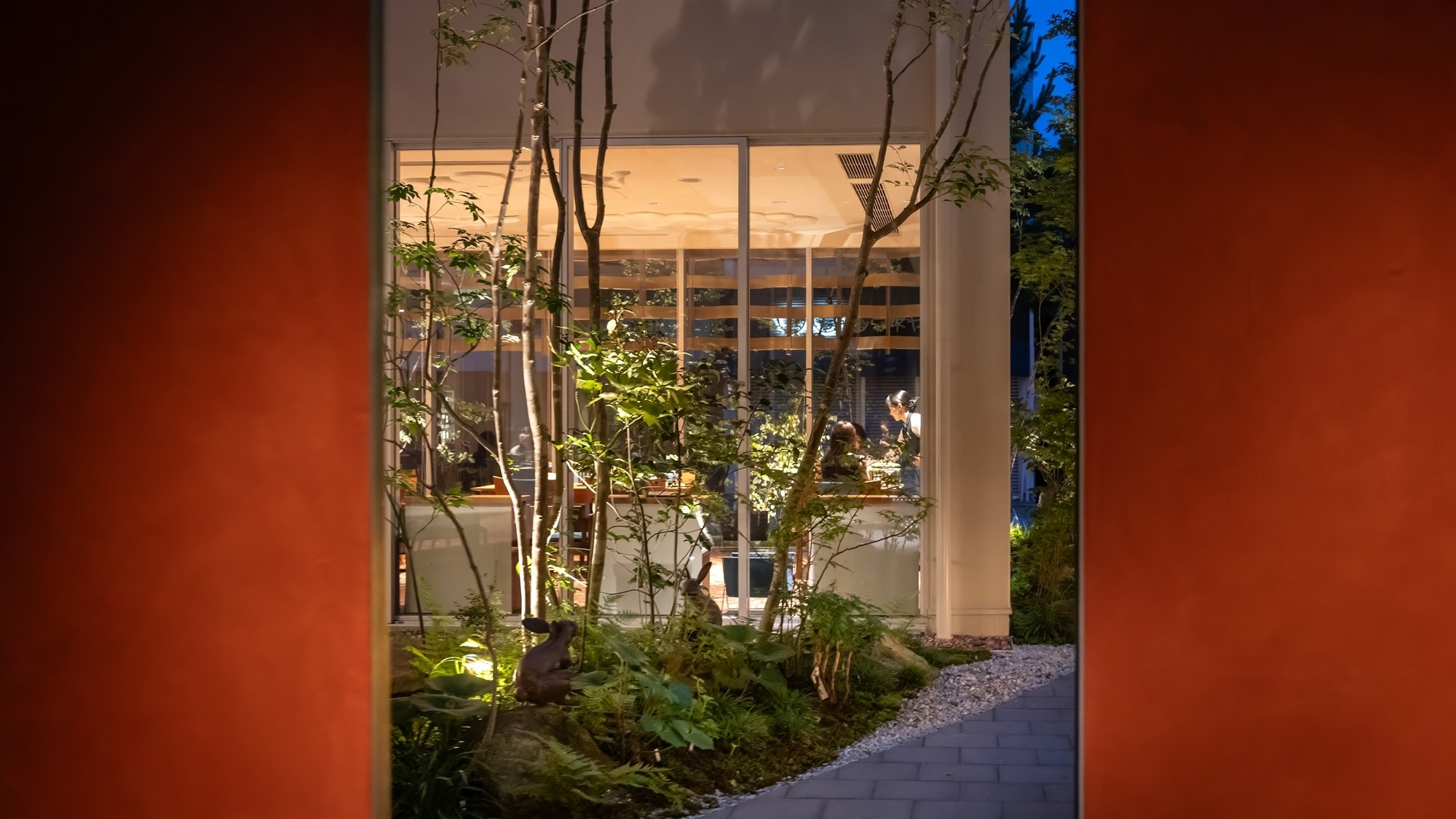 【エントランス】アプローチを抜けると、落ち着く空間が広がります。