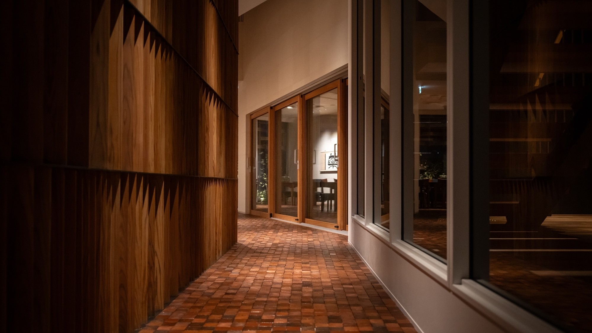 【レストラン】ランダムに並べられた石州瓦のブロックタイルが敷き詰められております。