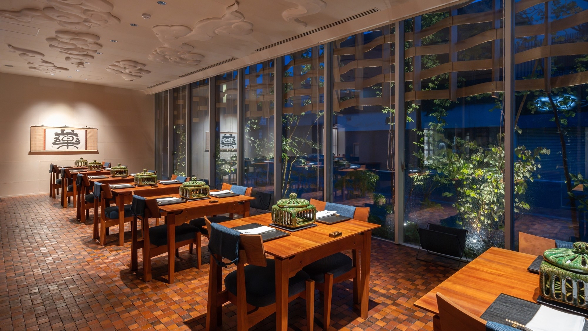 【レストラン】一面ガラス張りの開放的な空間で、至福のひとときをお過ごしください。