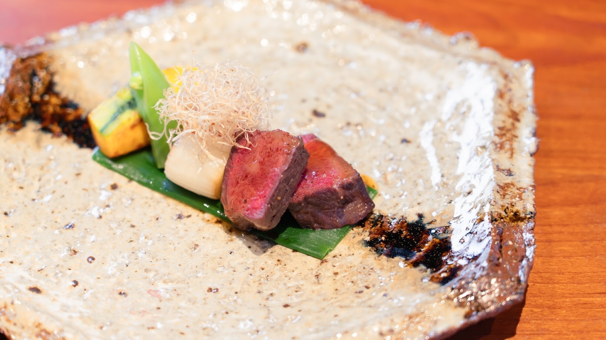 【夕食一例】純真無垢な遊び心が表現されたこだわりの器にて、最高の状態でご提供いたします。