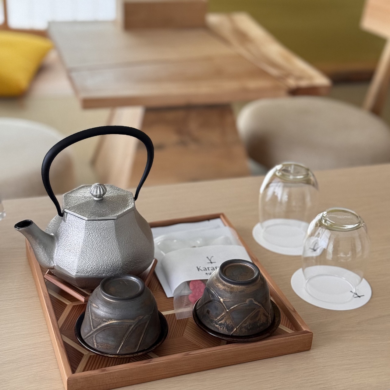 【客室アメニティ／鉄瓶急須・黒釜変金彩】ほっとするひとときをご堪能ください。