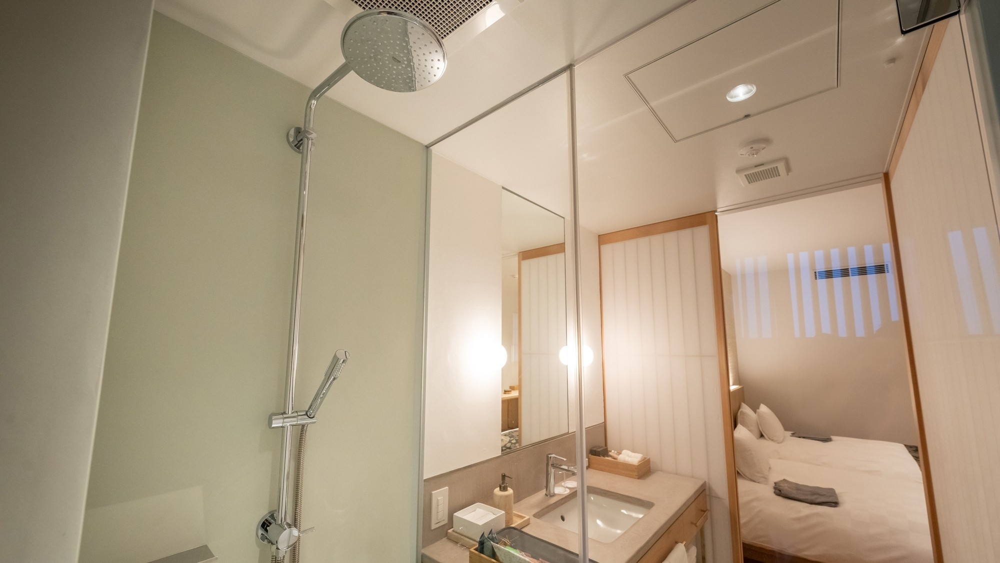 【バスルーム／スタンダードルーム】レインシャワーと広めの洗面台を備えております。