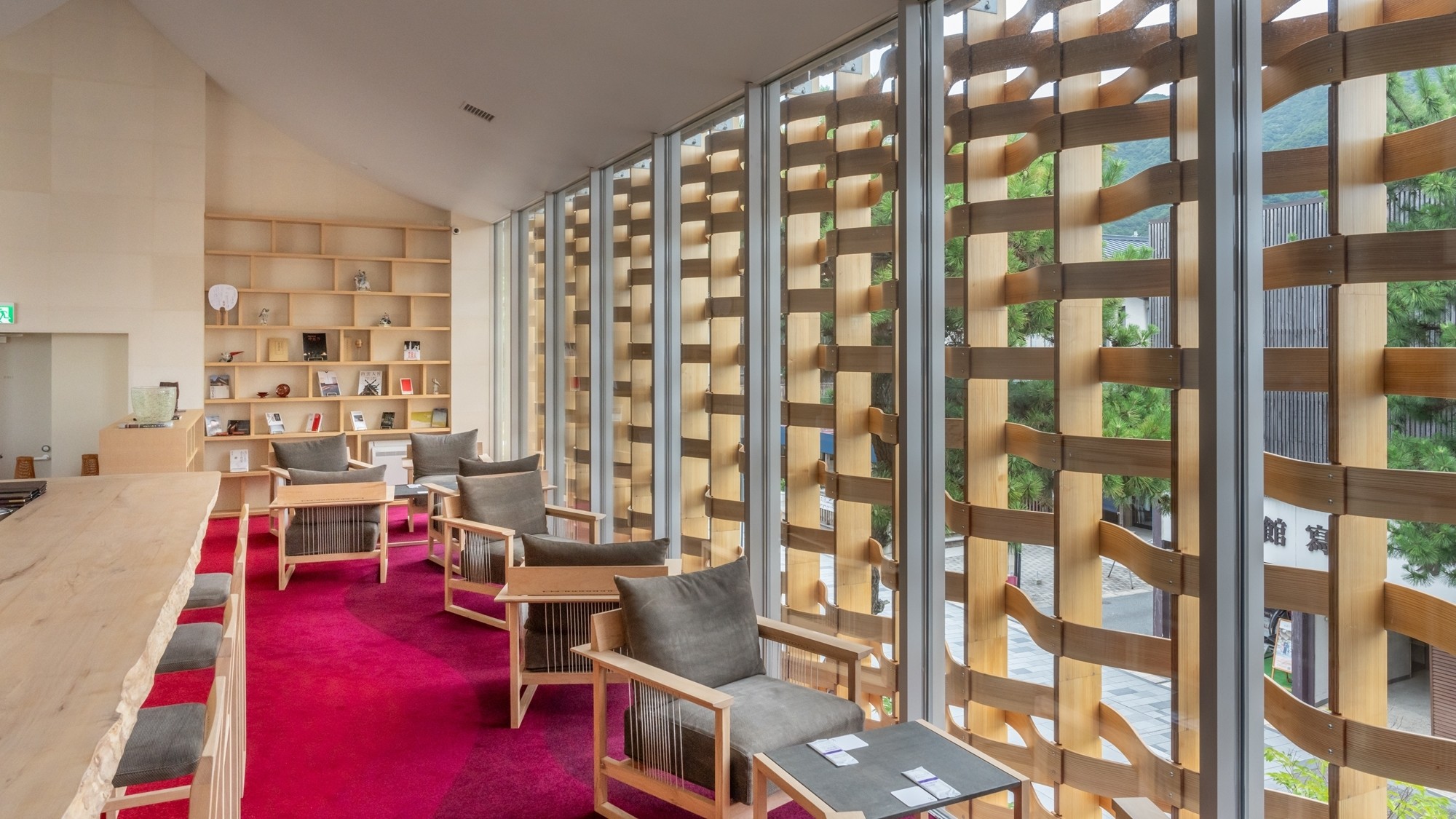 【バー】1名様や複数名様でもご利用いただけるよう、カウンター席とソファ席をご用意しております。