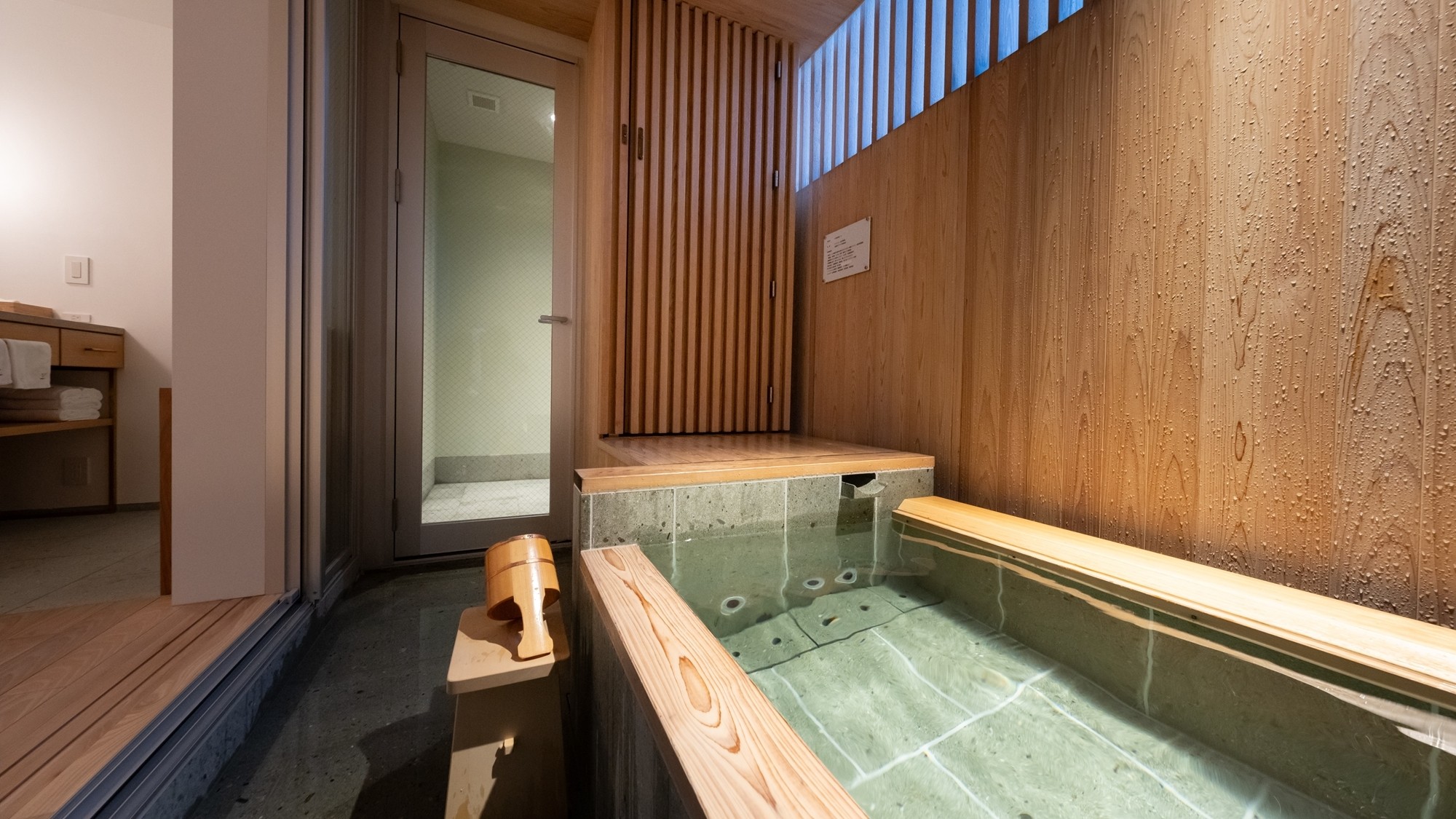 【バスルーム／スタンダードルーム】開放感のある半露天風呂を、お気に召すままお楽しみください。