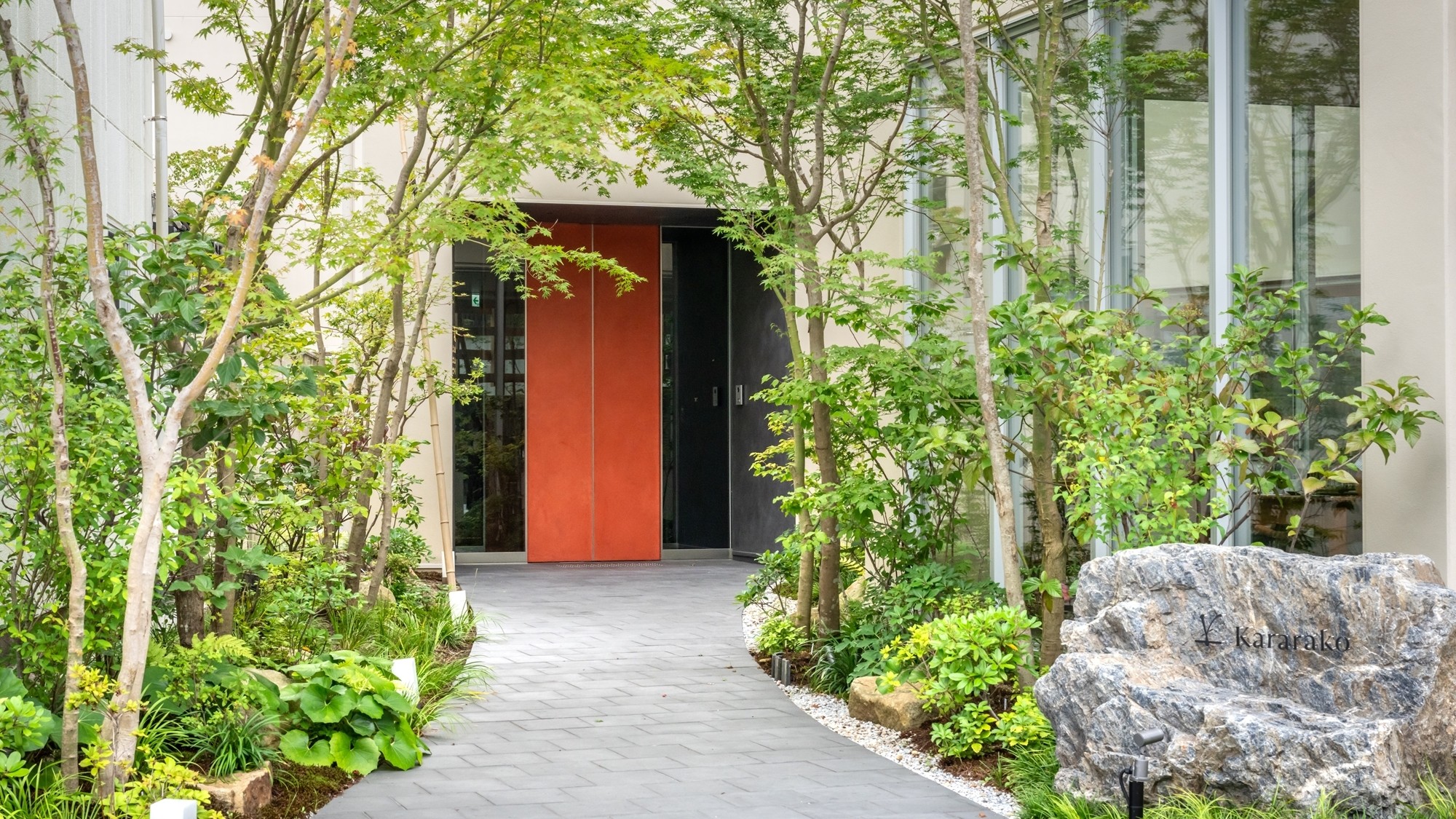 【エントランス】青々とした植栽のアプローチで自然を感じていただけます。