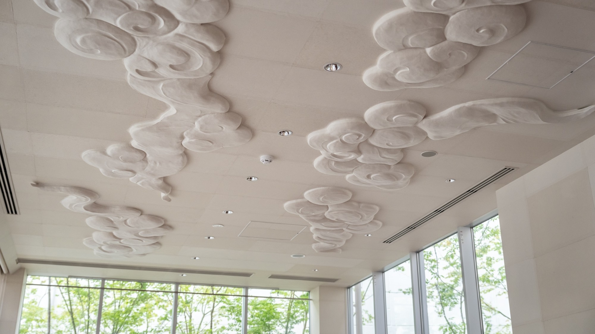 【レストラン】天井には雲をあしらったデザインが施されております。