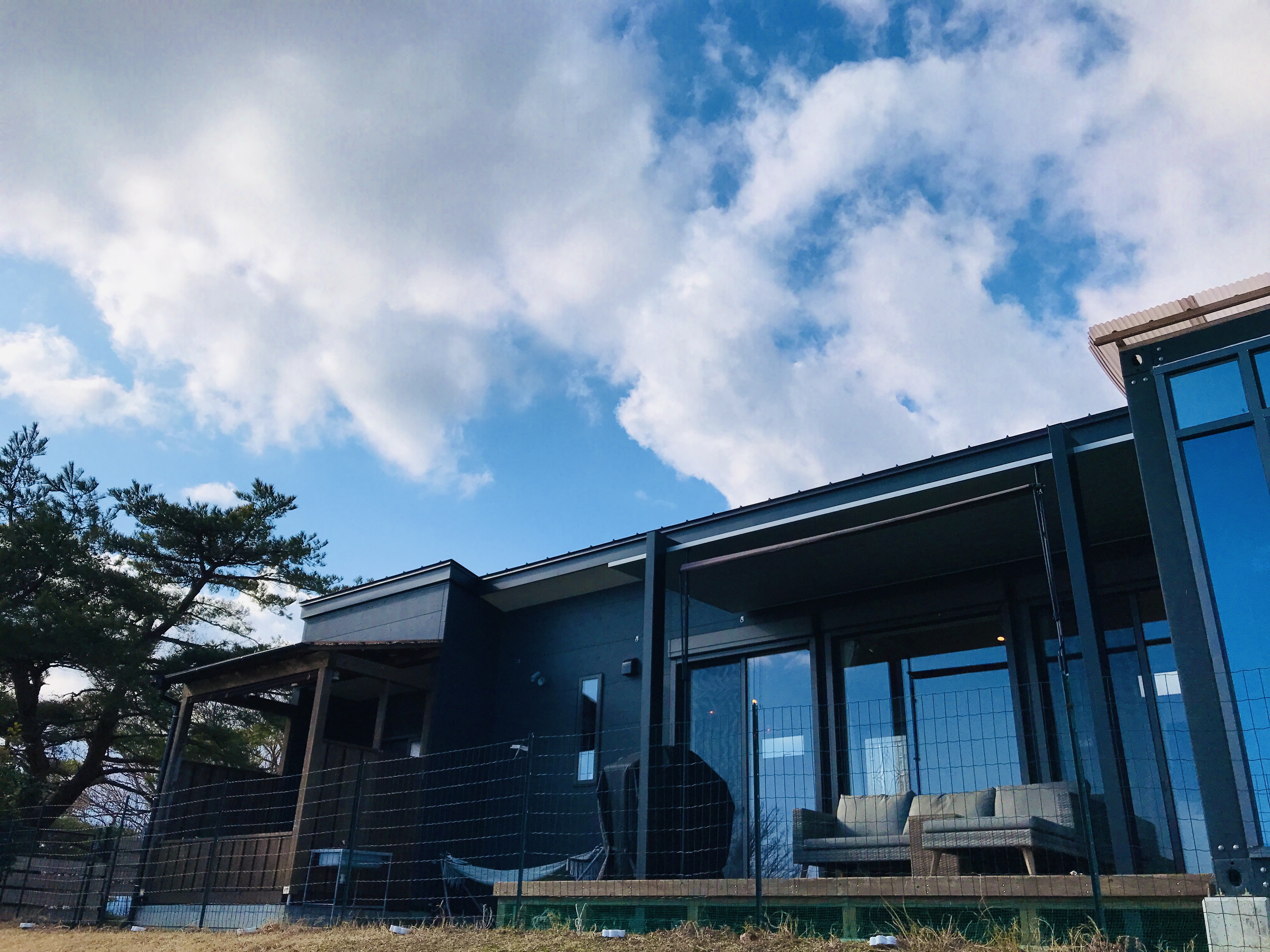 平屋コテージ（テラス・ドッグラン側）