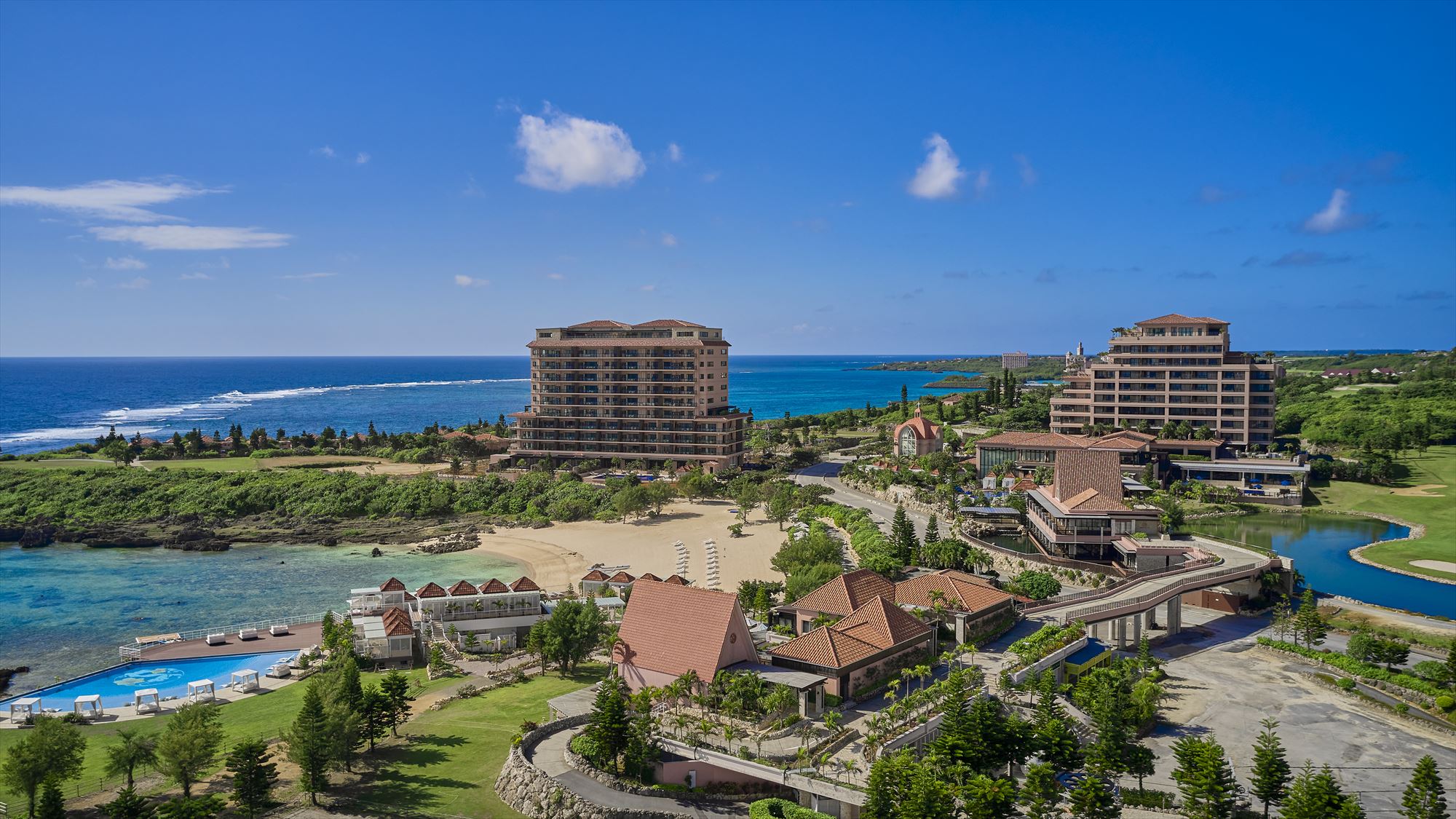 【ホテル外観】宮古島の南岸、リゾートの象徴となるシギラビーチが目の前