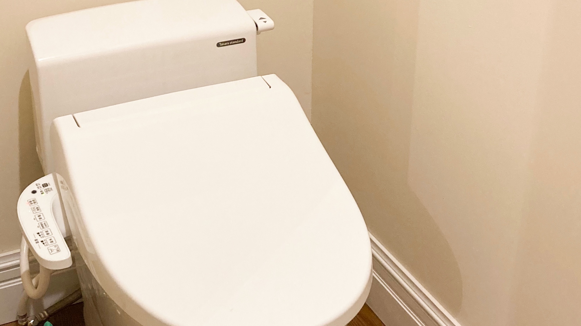 【トイレ】温水洗浄便座付き。トイレは建物内に2カ所ございます