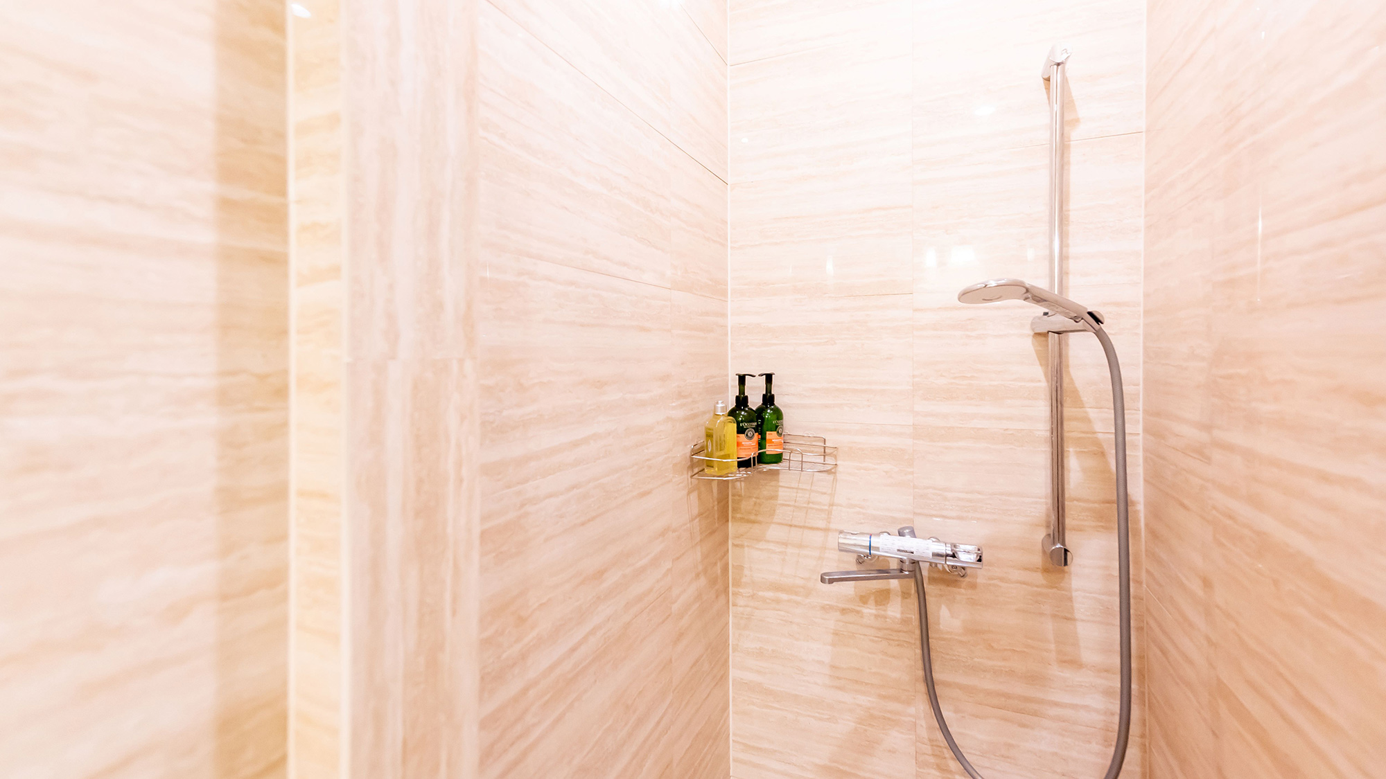 ・【チモシー／シャワールーム】サウナの後すぐに汗が流せるようシャワールームが隣接しています