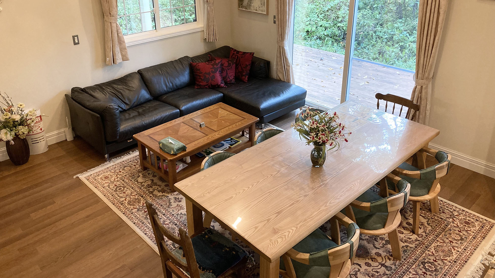 ・【チモシー／リビング】広々としたダイニングテーブルとソファのある空間で、団らんのひとときを