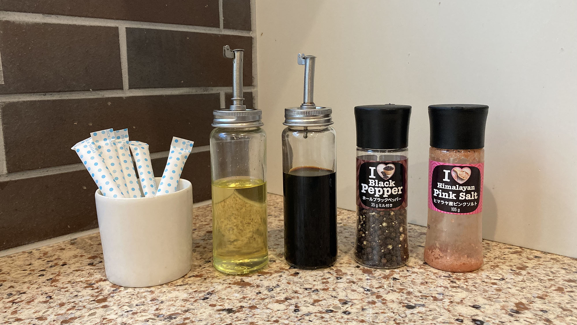 ・【チモシー／キッチン】サラダオイル、しょうゆ、塩、砂糖、ブラックペッパーをご用意しています