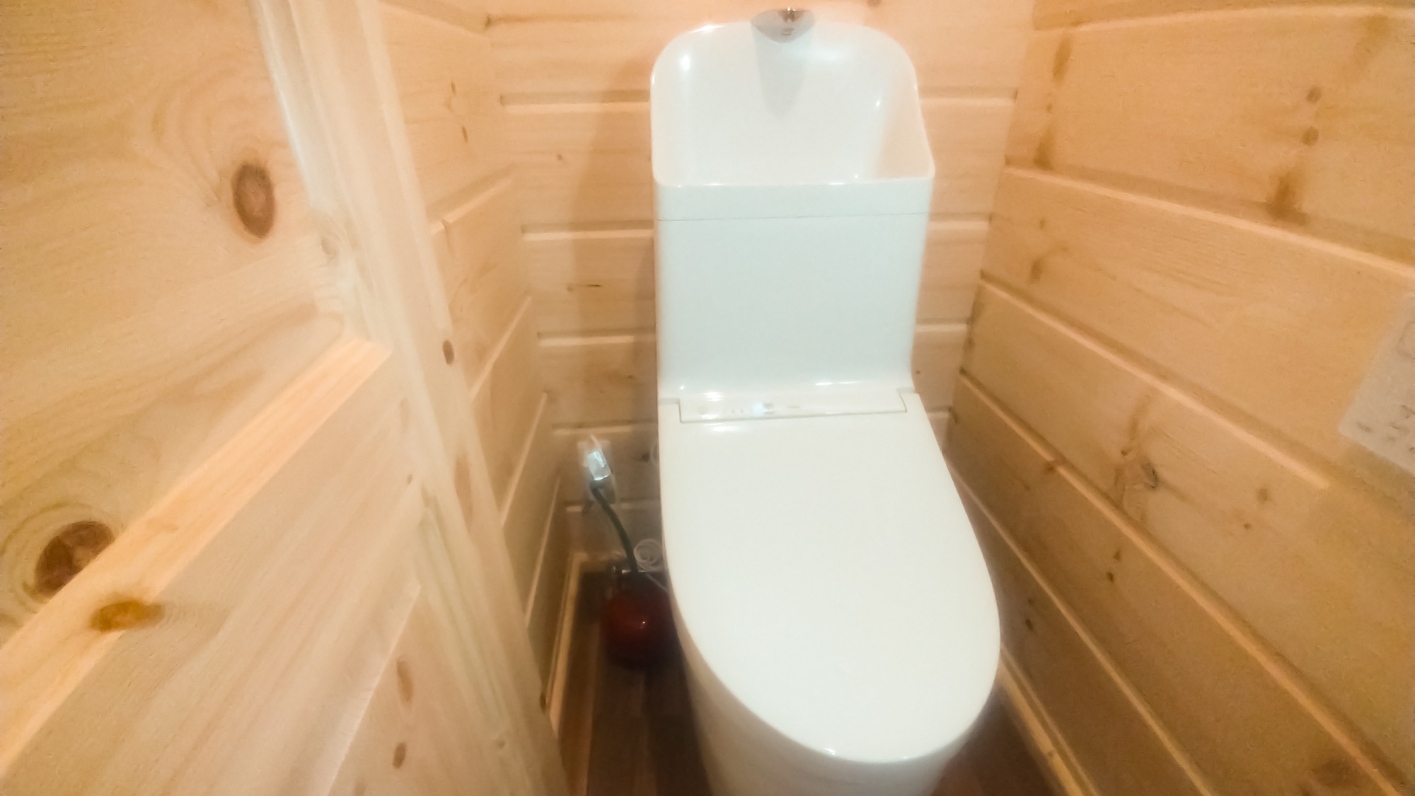 ・【トイレ】お風呂場とトイレは別々でございます。温水洗浄便座付き