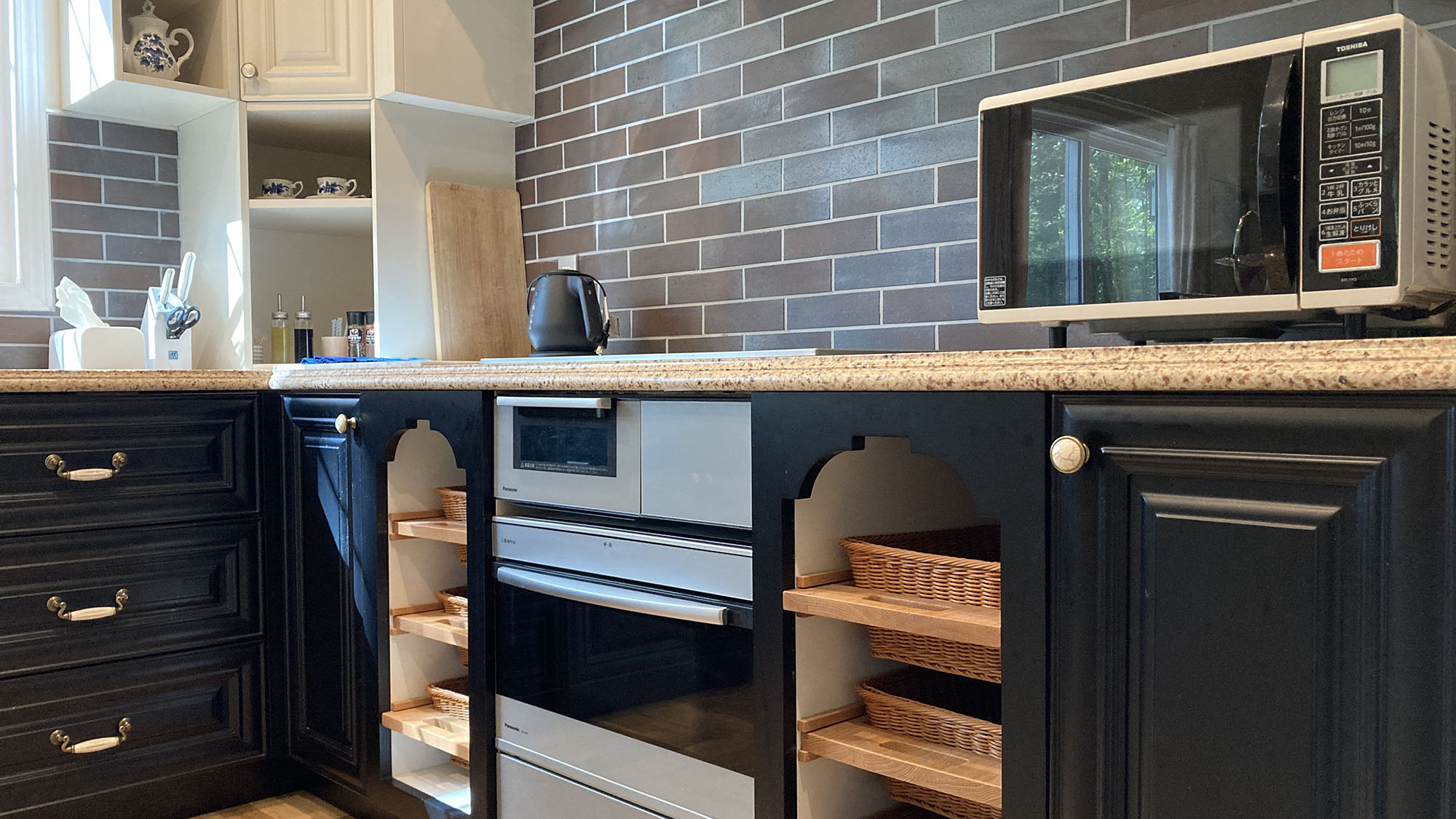 ・【チモシー／キッチン】電子レンジ、電気オーブン、グラスなど充実の設備で、調理を快適に