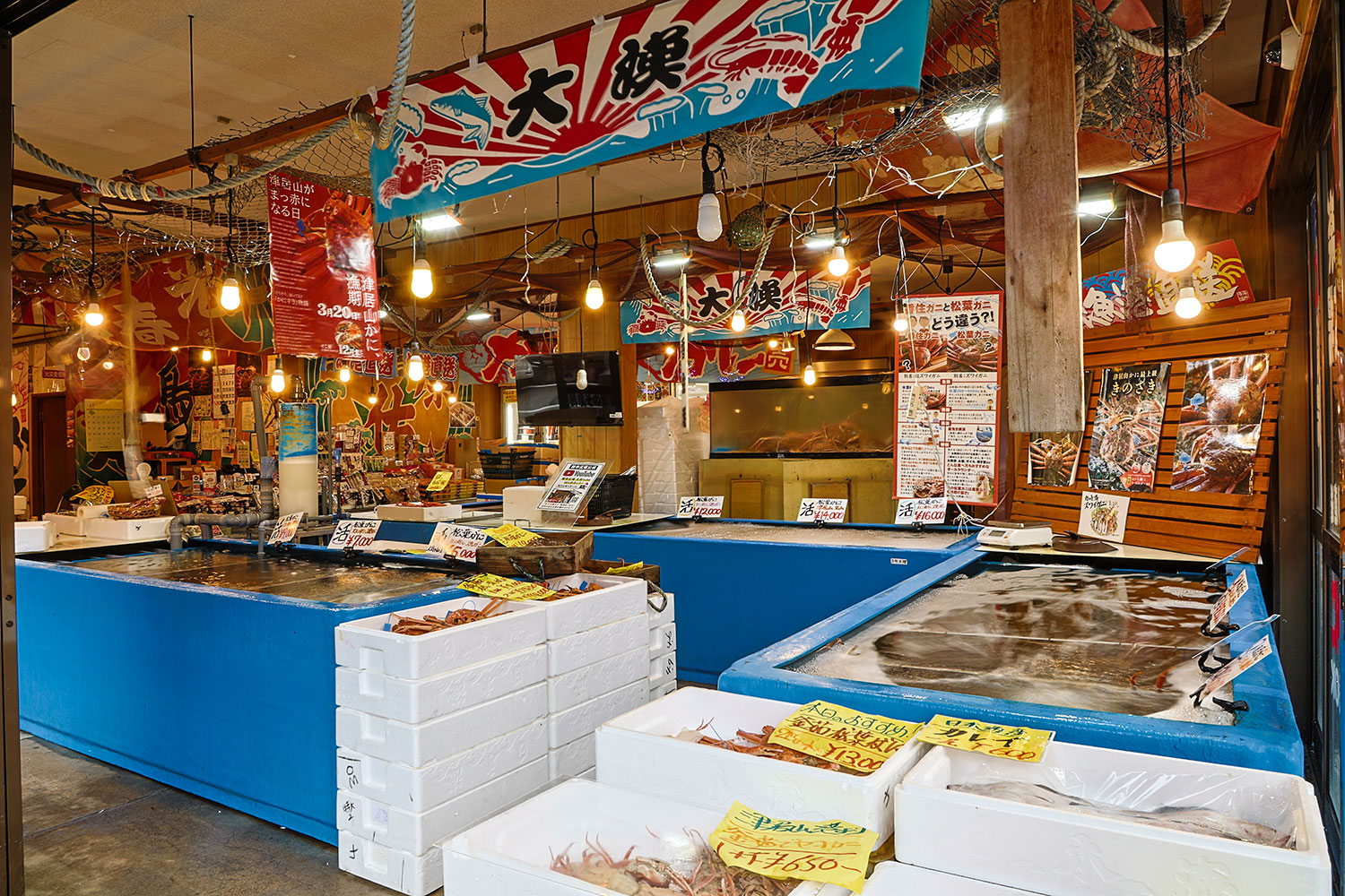 海産物直売店「朝市広場」では市場直送の松葉ガニや海産物を販売中！※11月上旬から3月末のみ営業
