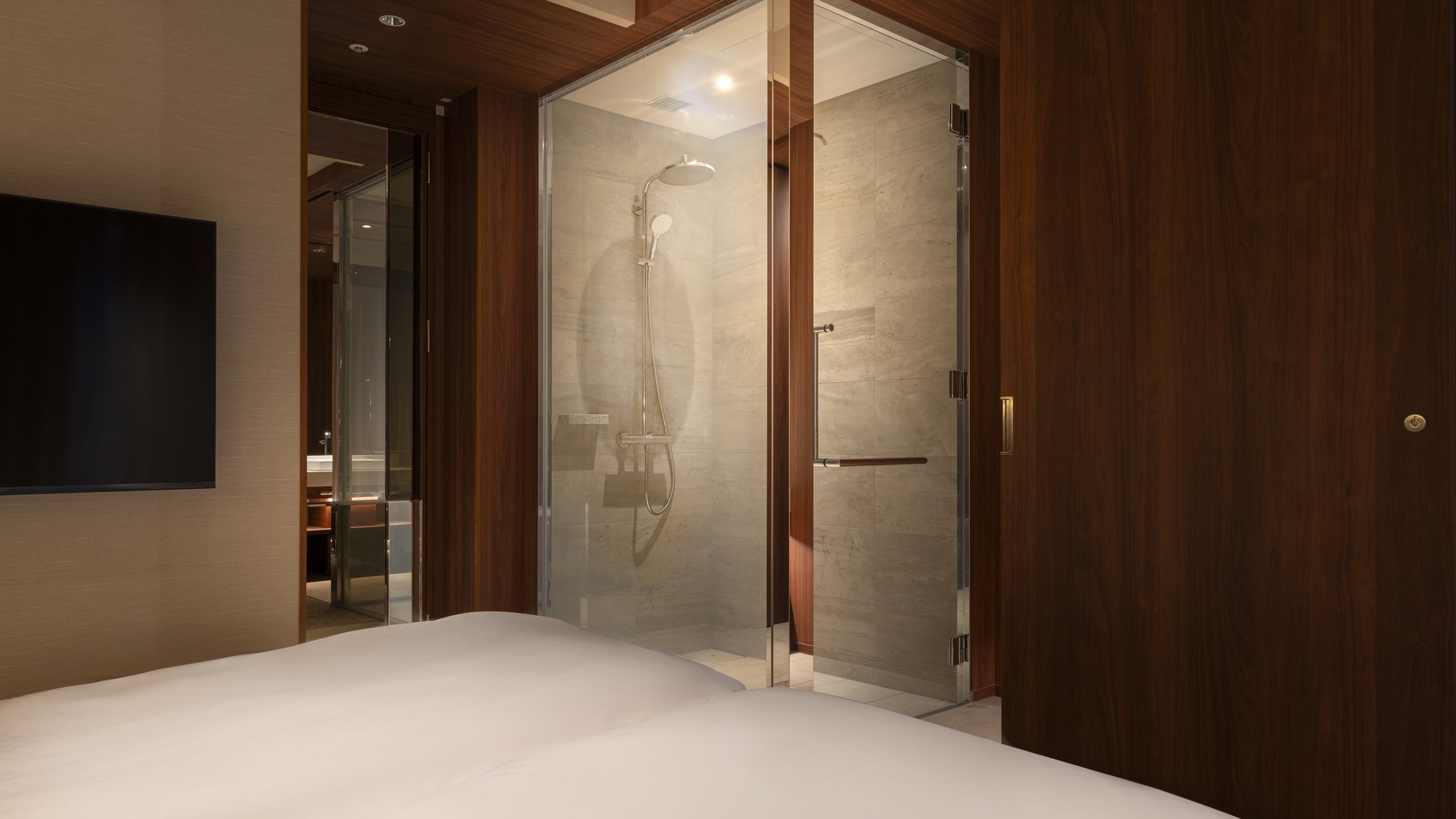 デラックスキング、デラックスツイン(シャワーブースのガラスは不透明に切り替わります)