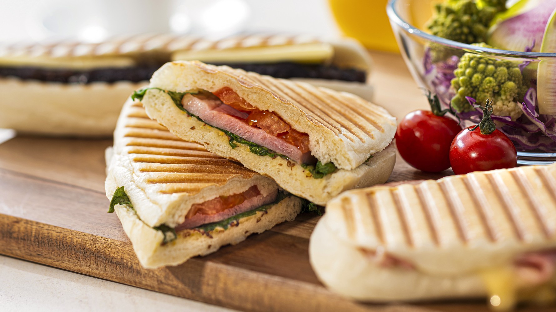 焼きたてのパニーニ