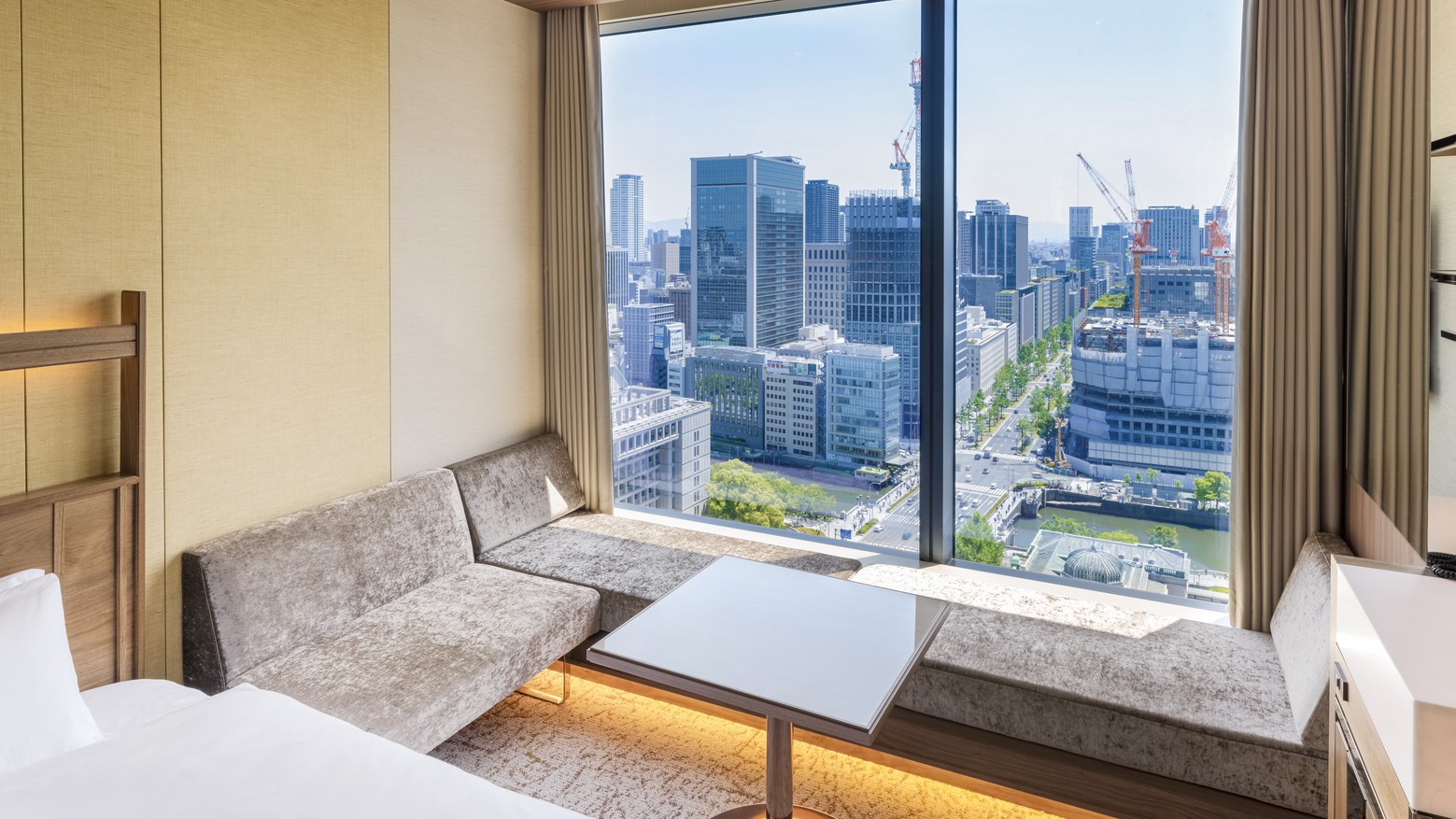 大きな窓と寛げるこあがりソファが特徴の客室