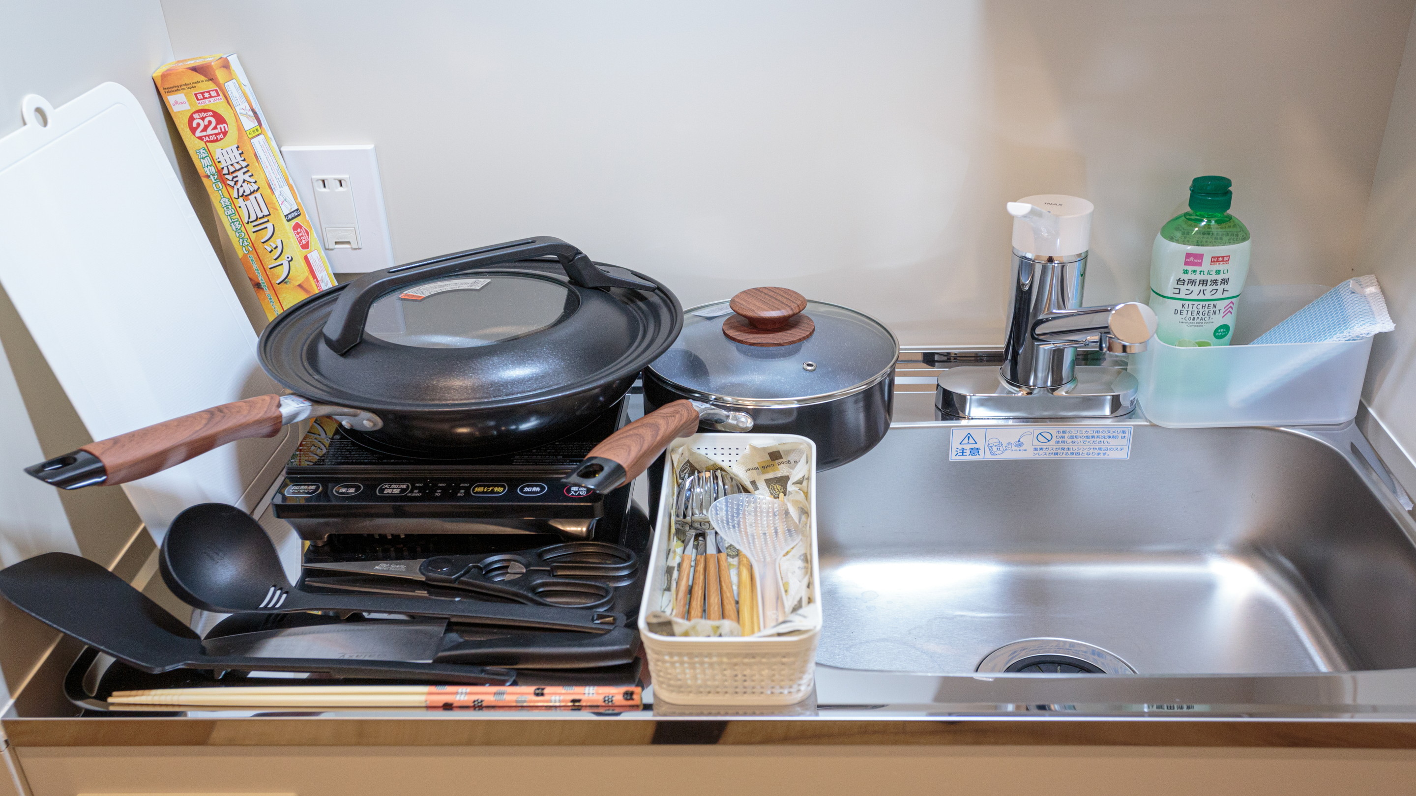 フライパン・鍋・調理器具・食器類をご用意しております。